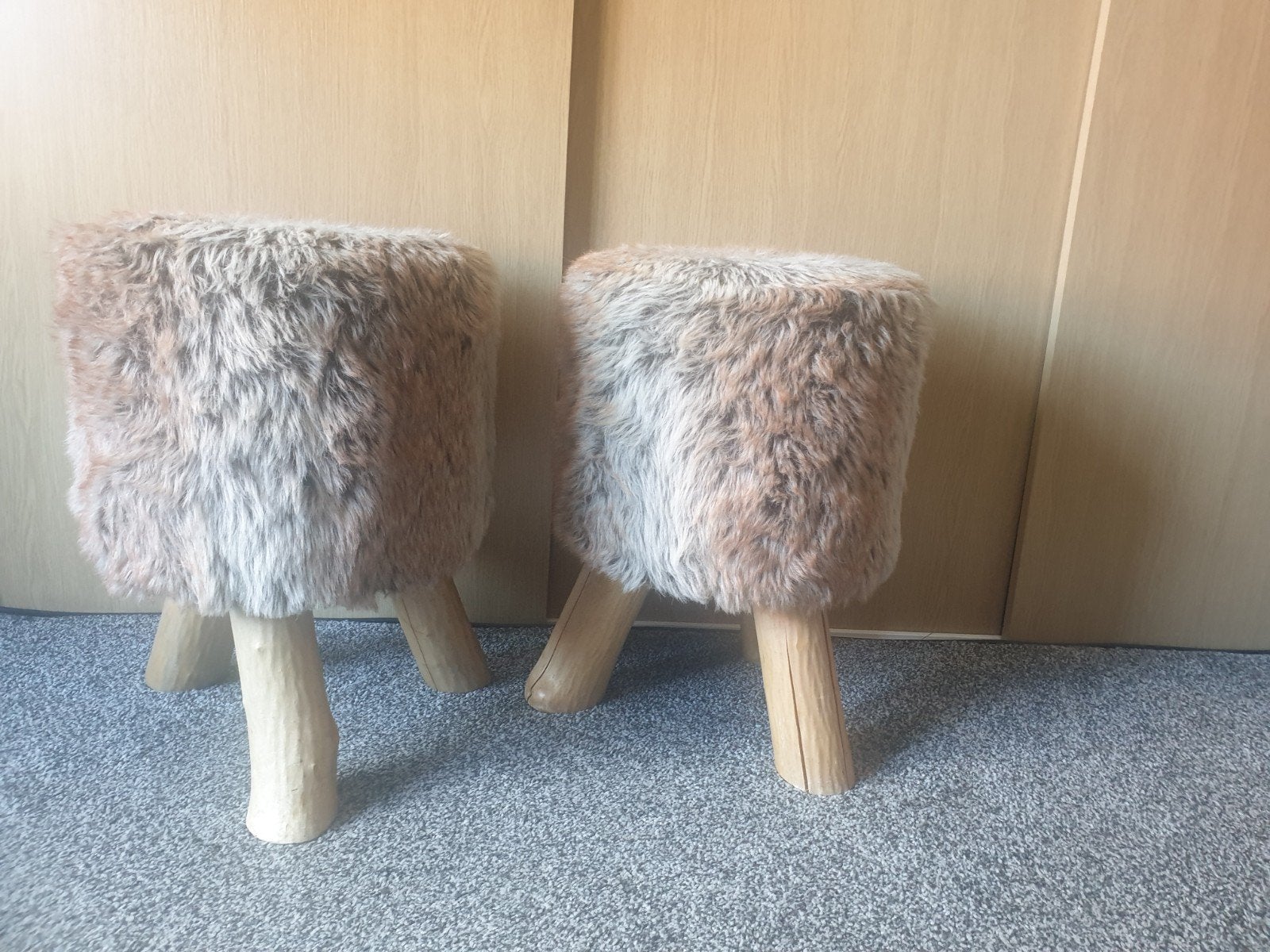 2 Landelijke krukjes met vacht - Hoogte 45 cm, Ophalen, Gebruikt, Hout