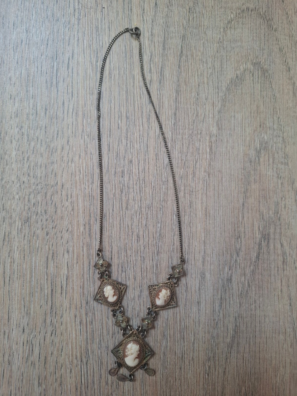 Vintage Camee Ketting met Drie Hangers, Gebruikt, Ophalen of Verzenden, Zilver, Overige materialen