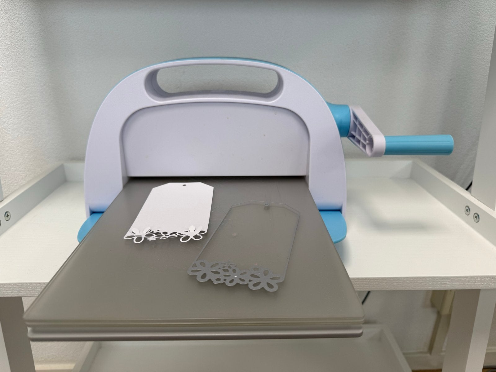 Kamei A4 stansmachine compleet met snijplaten en tag set, Geschikt voor snijden, Meerkleurig, Ophalen of Verzenden, Zo goed als nieuw