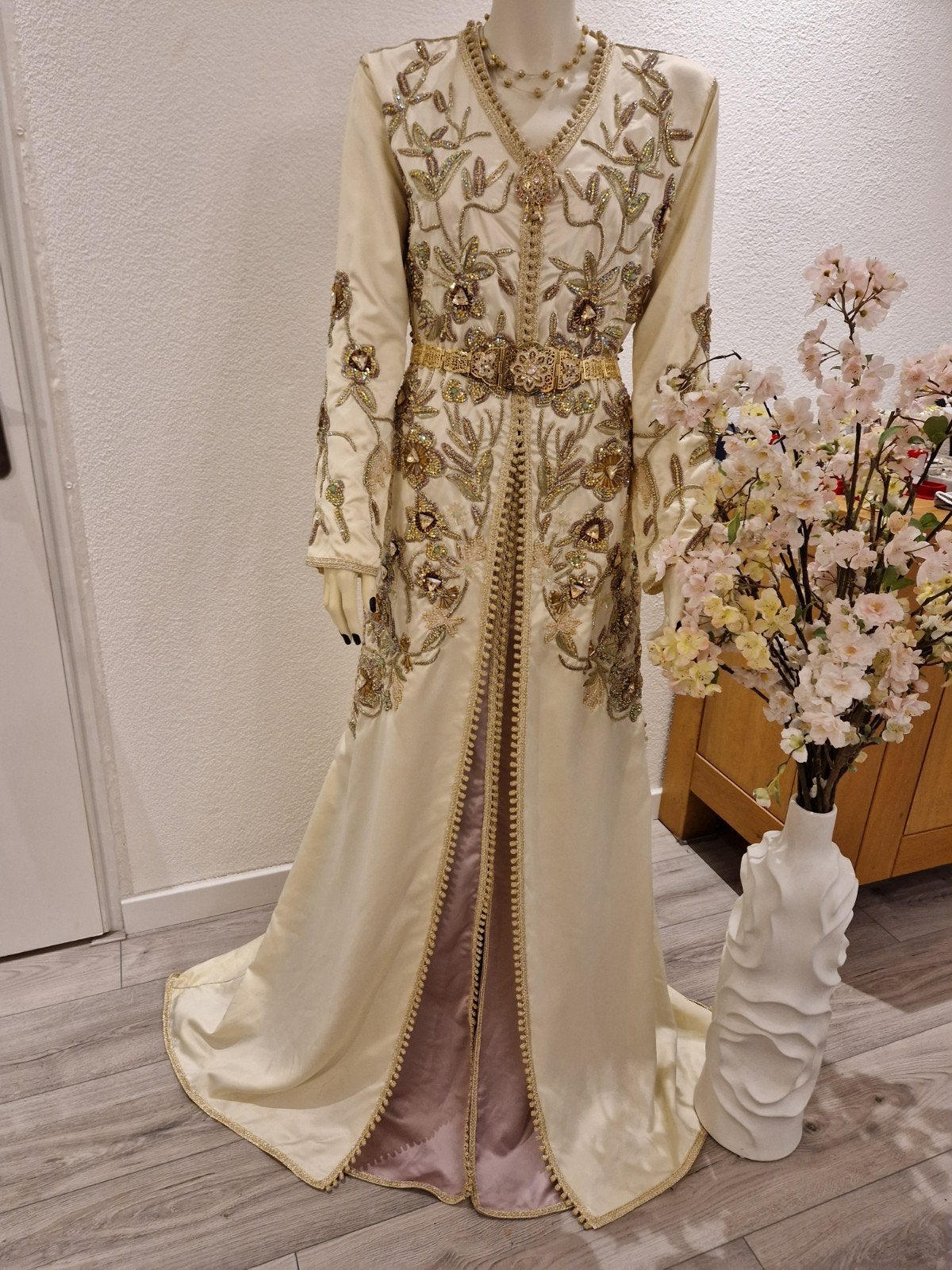 Elegante Marokkaanse Takchita - Crème met Gouden Borduur, Maat 38/40 (M), Overige typen, Beige, Ophalen of Verzenden