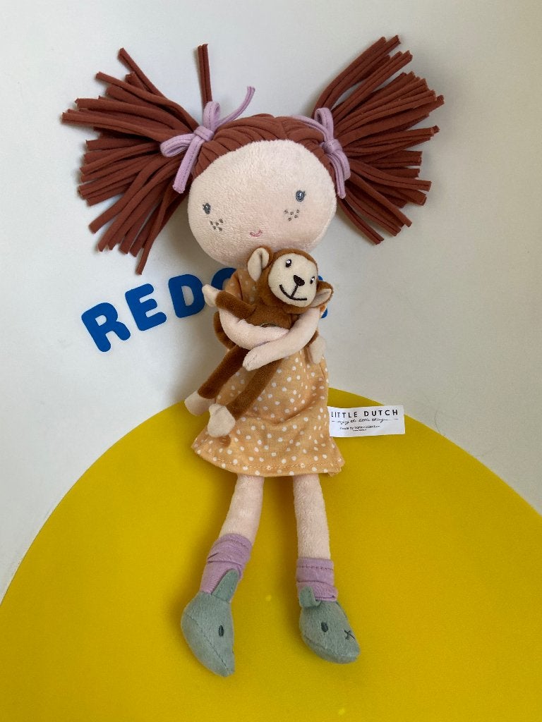 K1928 little dutch pop Sophie met aapje, Kinderen en Baby's, Speelgoed | Knuffels en Pluche, Ophalen of Verzenden, Zo goed als nieuw