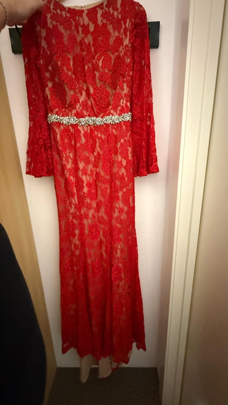 Prachtige rode kanten galajurk met open rug Jovani, Kleding | Dames, Ophalen of Verzenden, Zo goed als nieuw, Maat 36 (S), Rood