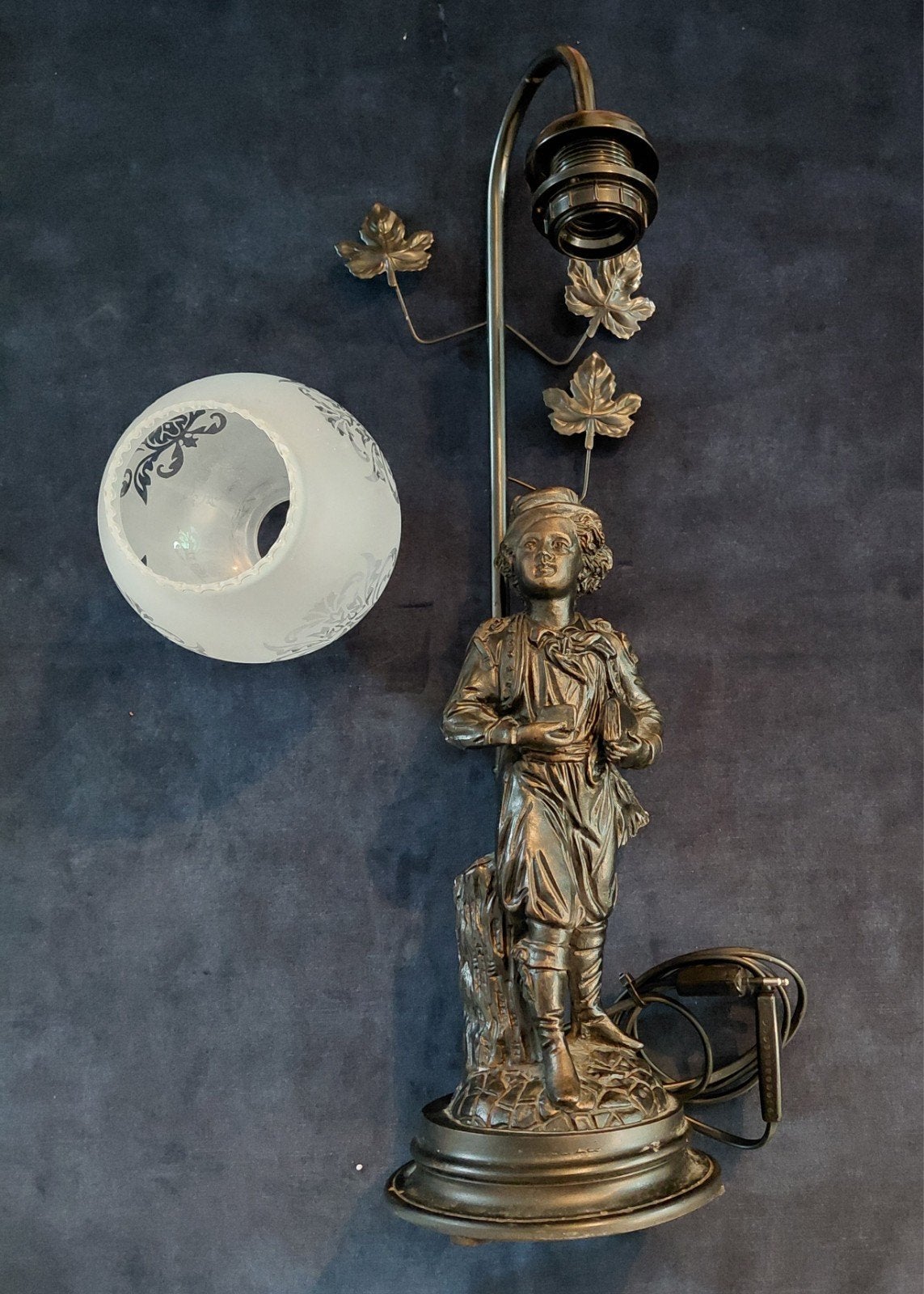Prachtige Art Nouveau Tafellamp Beeld Kind met schrift, Ophalen