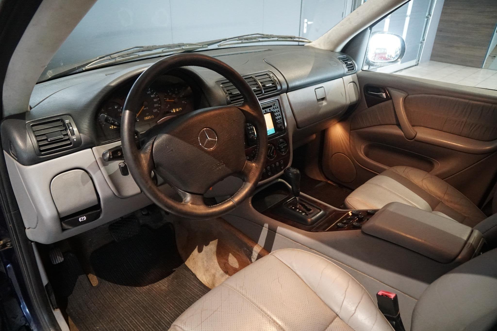 Mercedes-Benz M-klasse ML 270 CDI + TREKHAAK / MEMORY / AMG, Auto's, Automaat, Stof, Gebruikt, Blauw