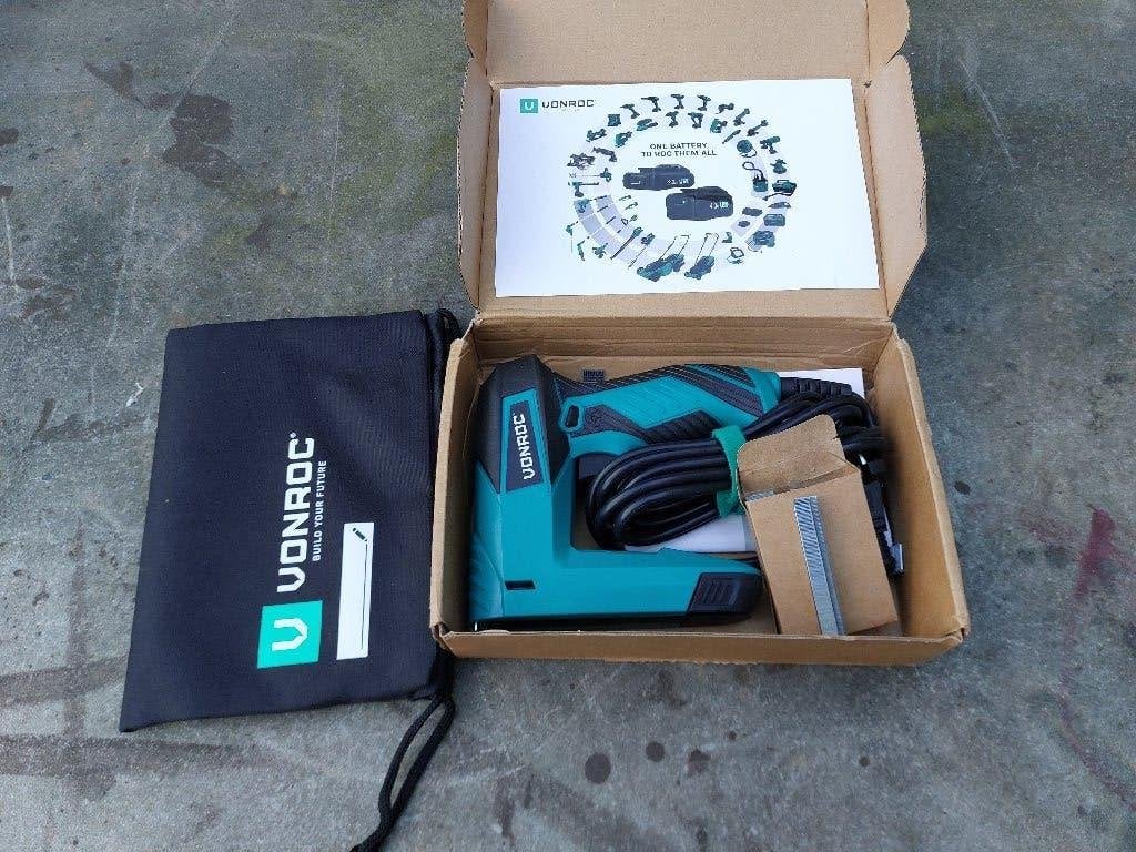 VONROC Elektrische Tacker – Incl. 900 nieten & 300 spijkers , Doe-het-zelf en Verbouw, Ophalen of Verzenden, Nieuw, Tacker/nietmachine