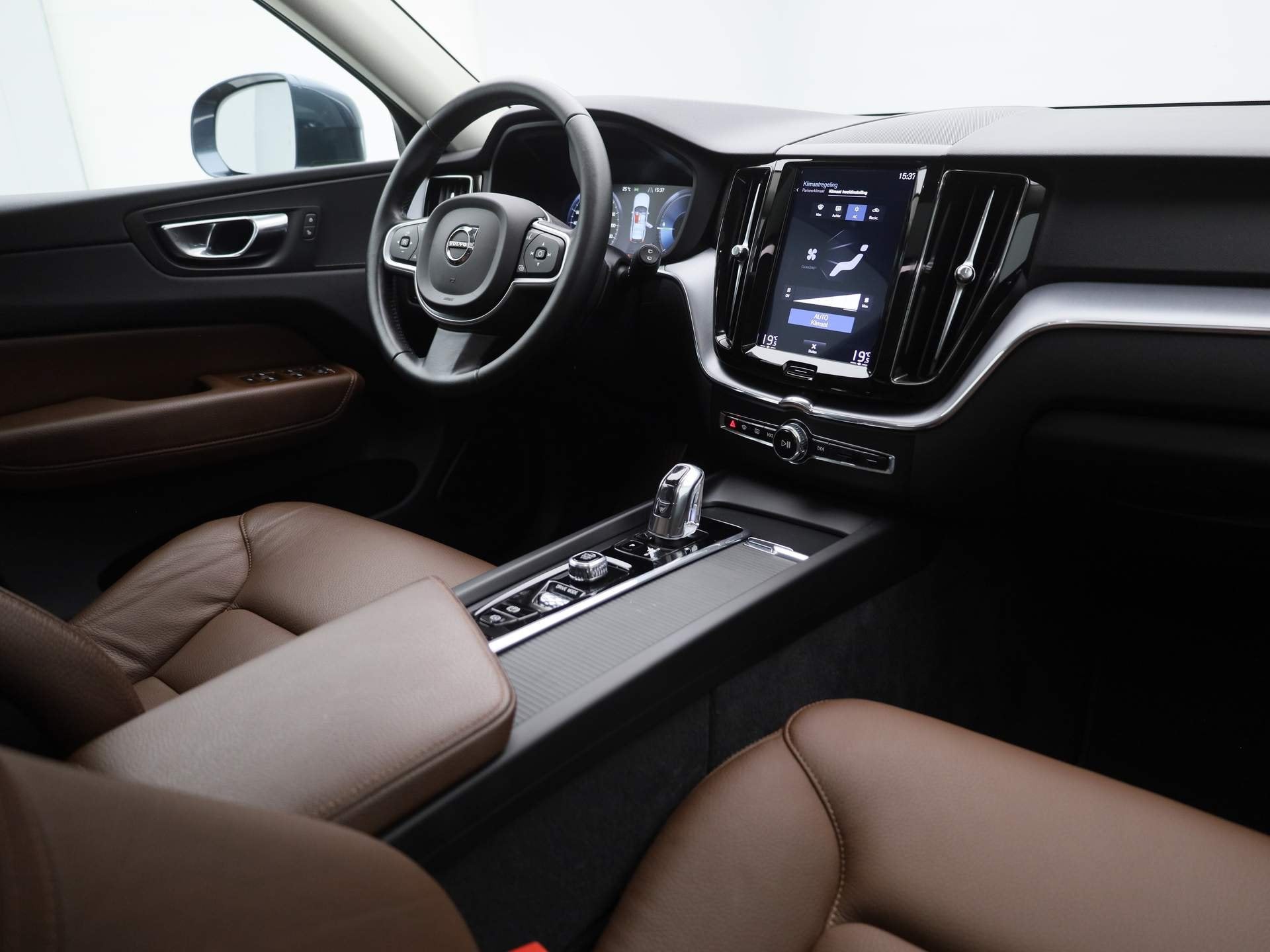 Volvo XC60 2.0 T8 Twin Engine AWD Momentum | PANO | LEDER, Automaat, Overige brandstoffen, Leder, XC60