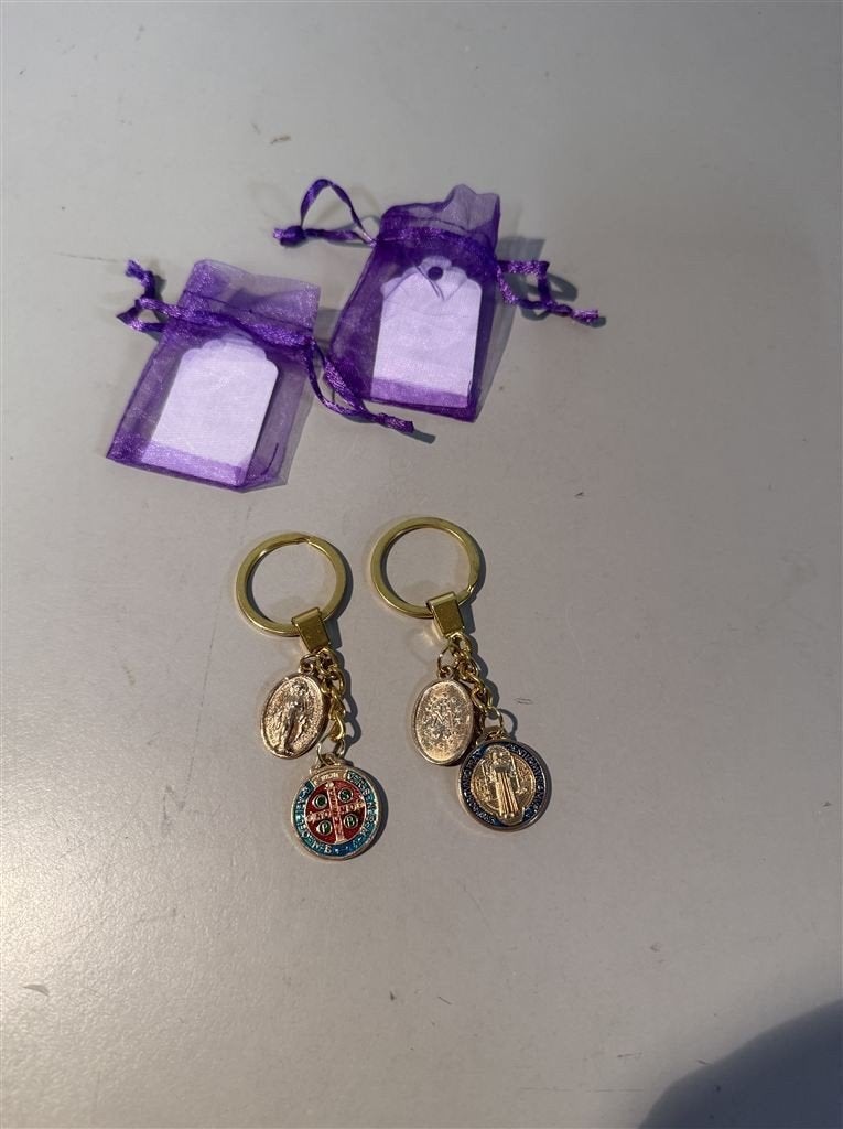 sleutelhanger twee stuks St. Saint Benedict pendant Mary cha, Verzamelen, Ophalen of Verzenden, Nieuw