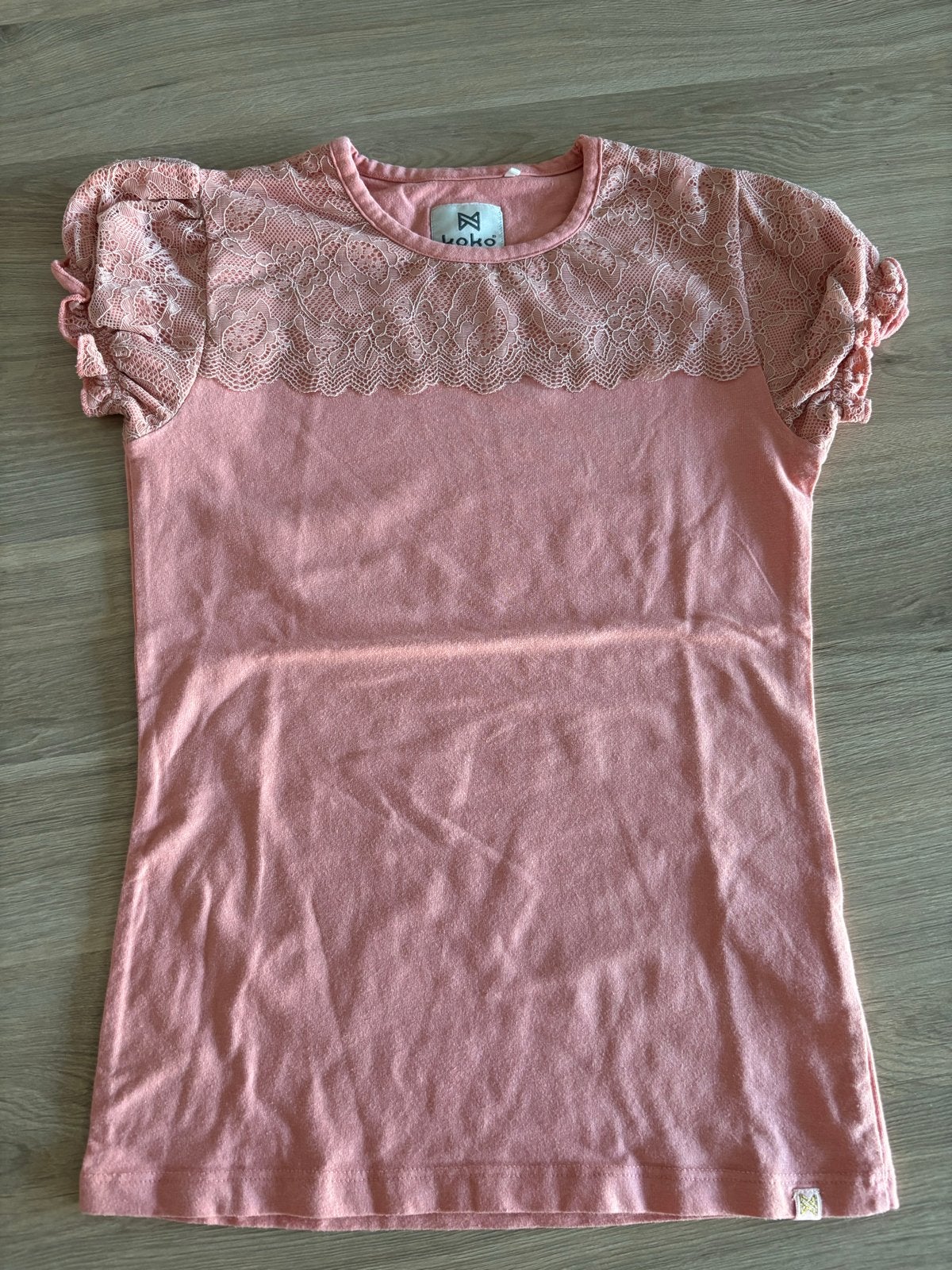 Roze Koko Noko T-shirt met kant en pofmouwtjes (maat 134), Ophalen of Verzenden, Zo goed als nieuw, Meisje, Shirt of Longsleeve