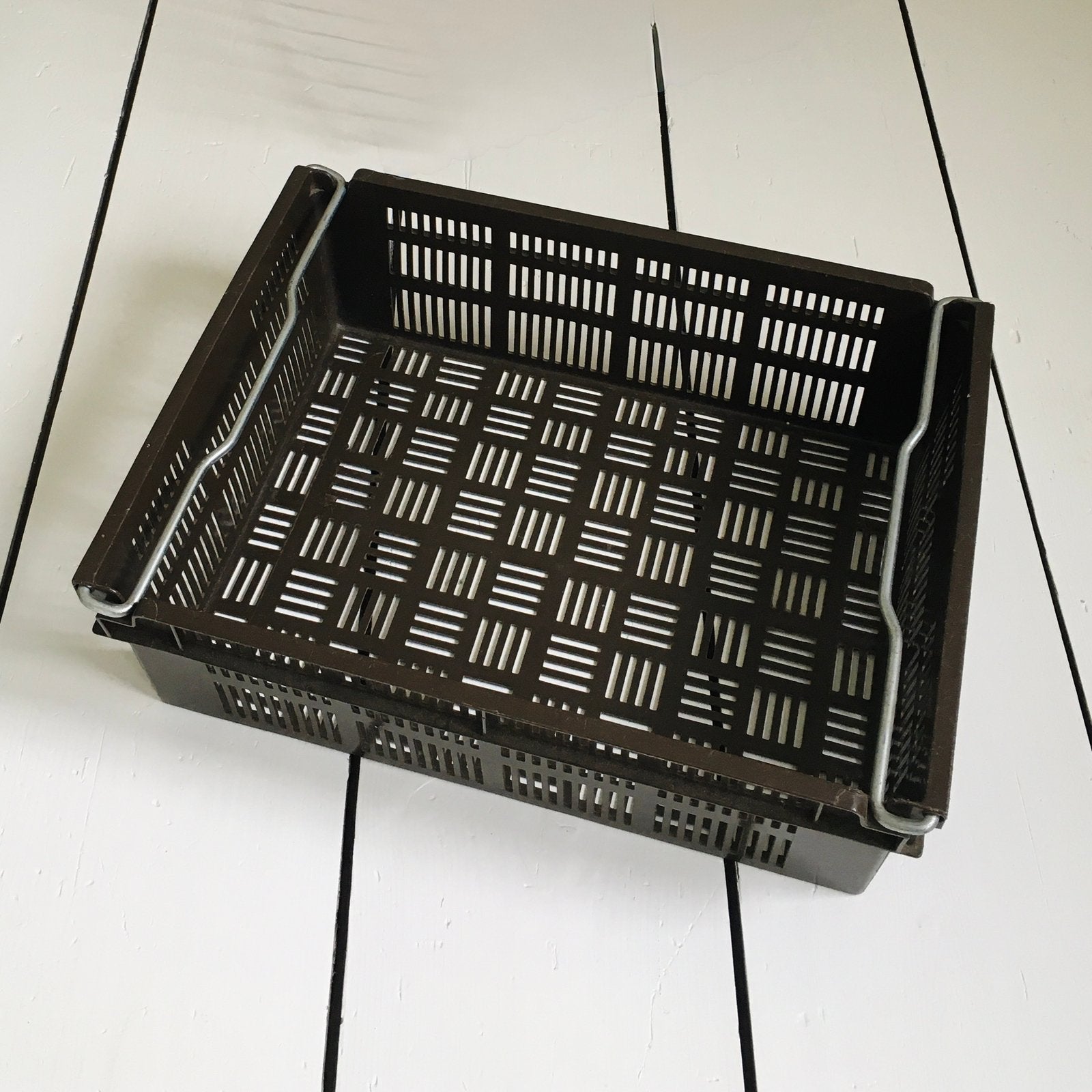 70s CURVER mand van bruin kunststof met rvs hengsels / retro, Kunststof, Gebruikt, Mand, Ophalen of Verzenden