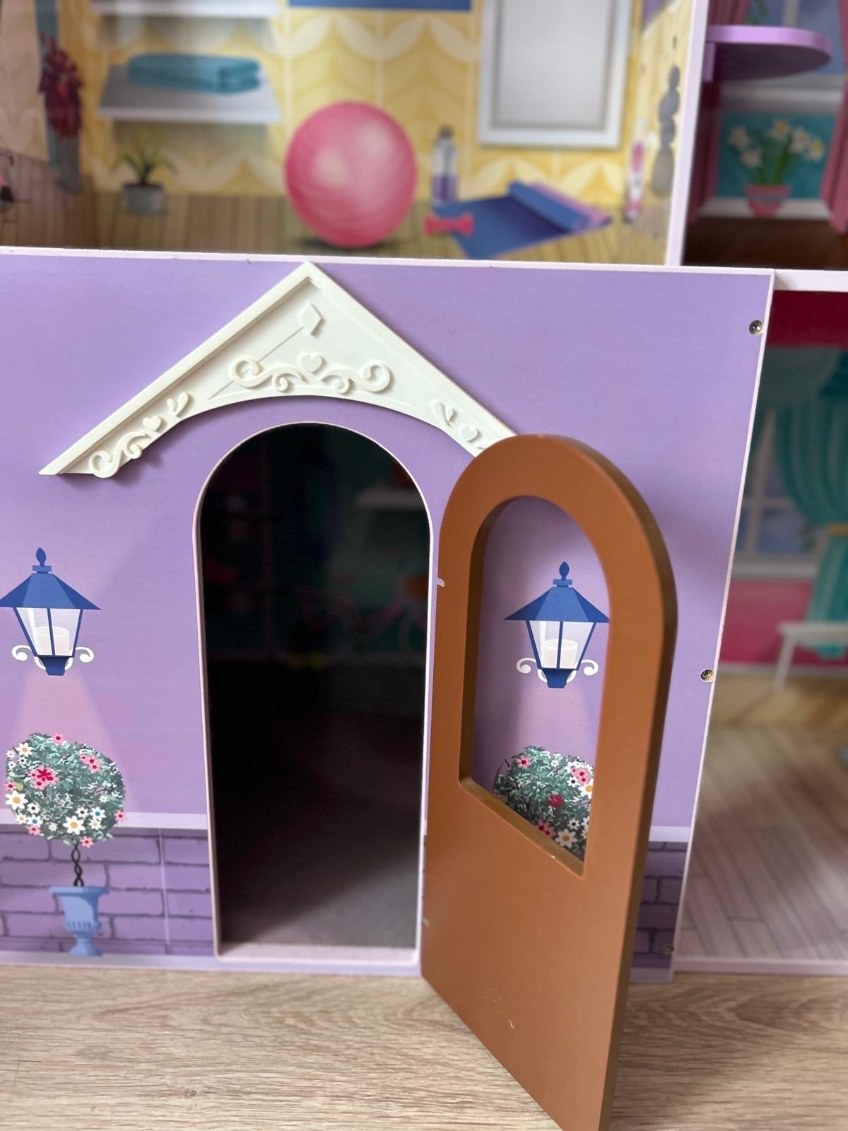 Foto 8 van Groot poppenhuis met veel accessoires en poppen