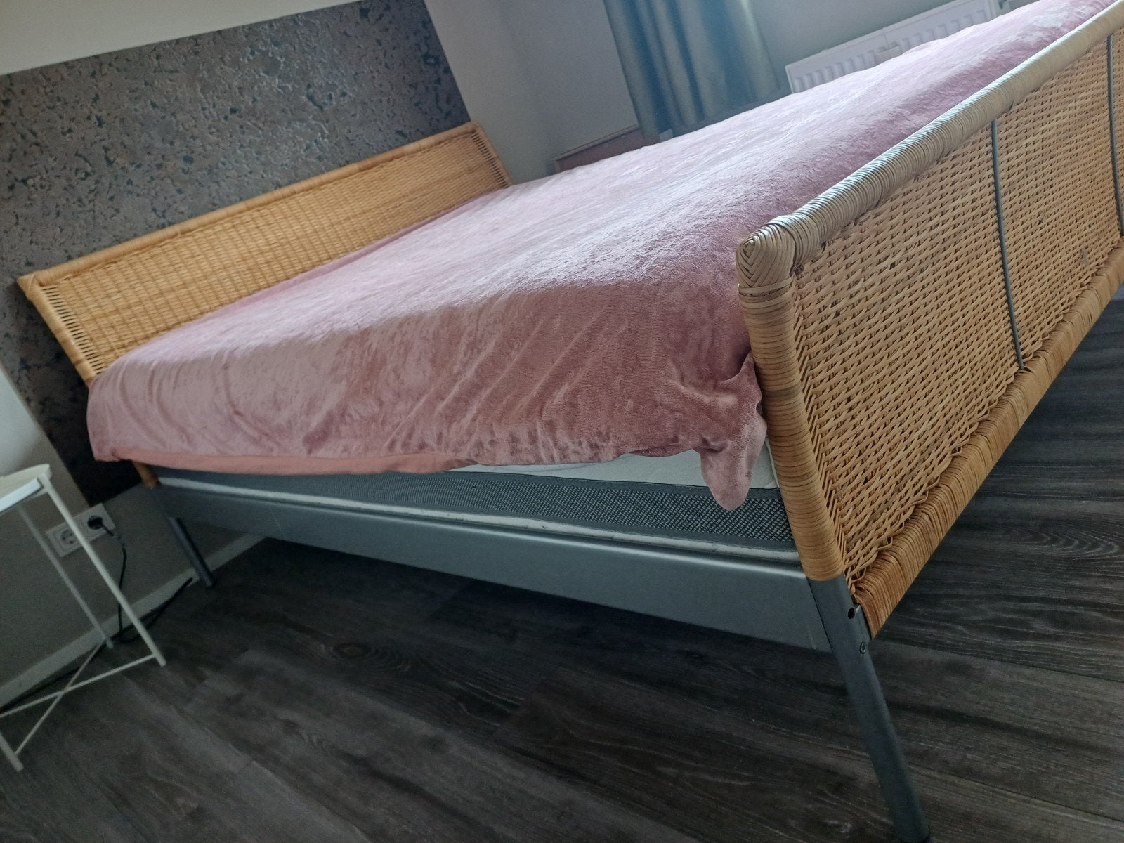Mooi rotan tweepersoonsbed met spiraalbodems, Huis en Inrichting, Slaapkamer | Bedden, Ophalen