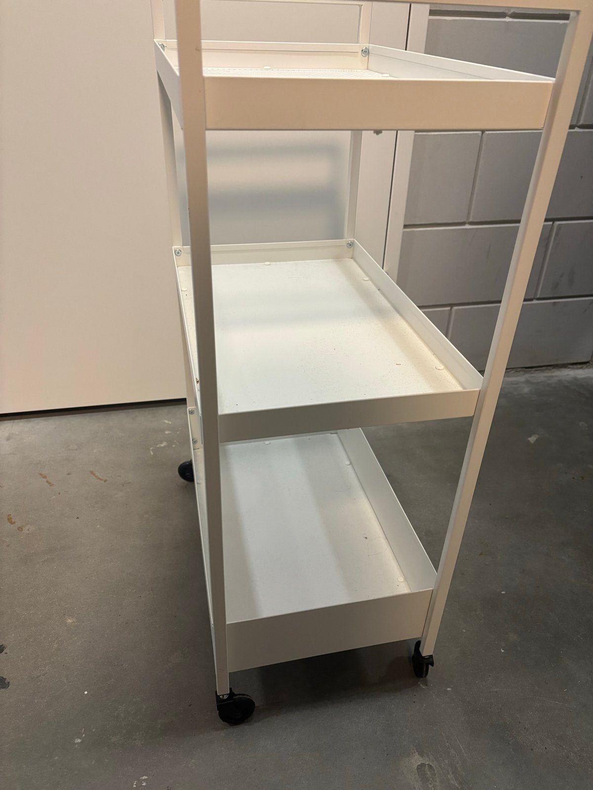 Ikea Nissafors - Witte metalen roltafel met 3 etages, Huis en Inrichting, Ophalen of Verzenden, Zo goed als nieuw