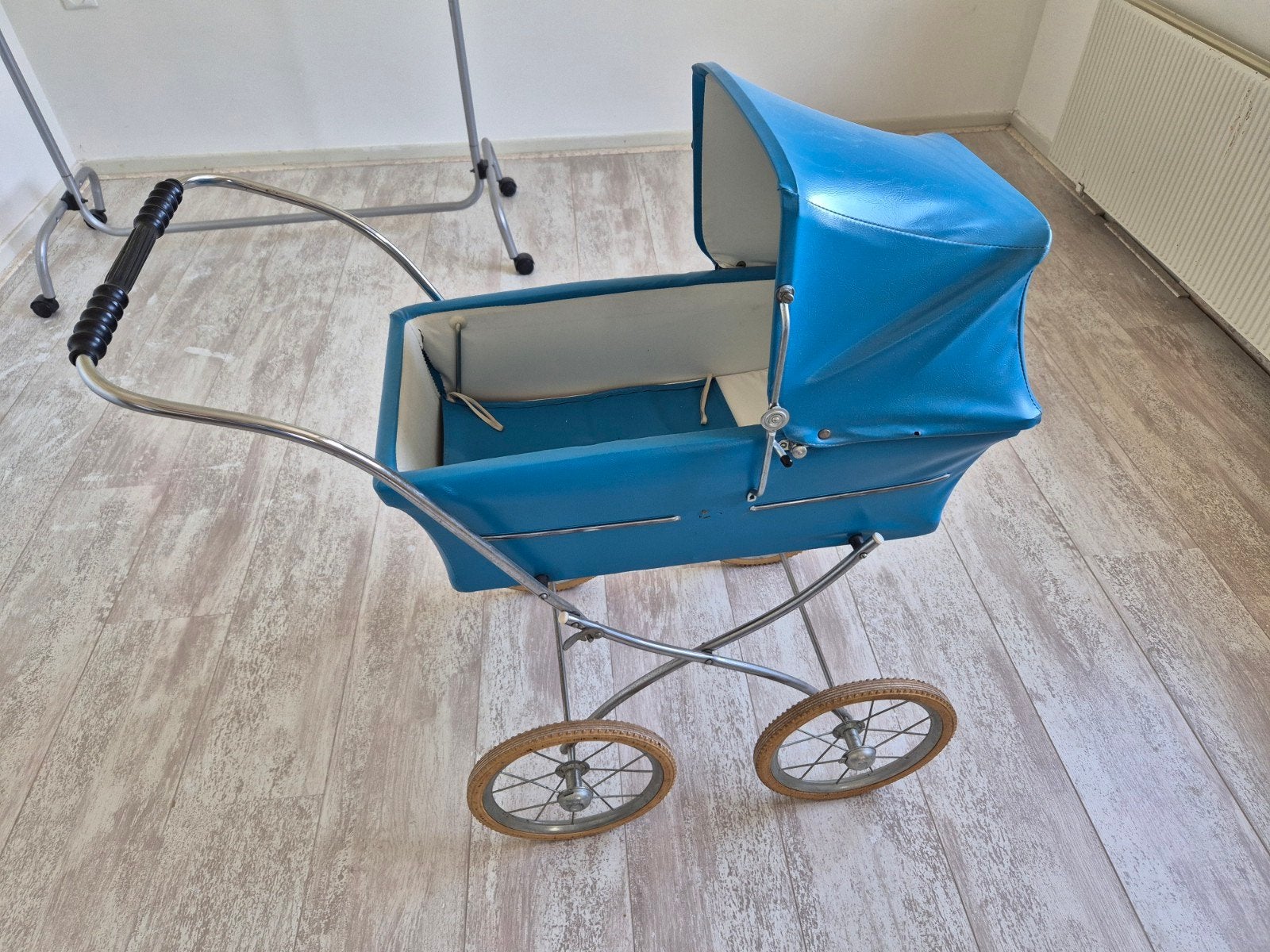 Vintage poppenwagen jaren 70. Heeft nog een kleinbeeld aanda, Ophalen, Gebruikt, Babypop