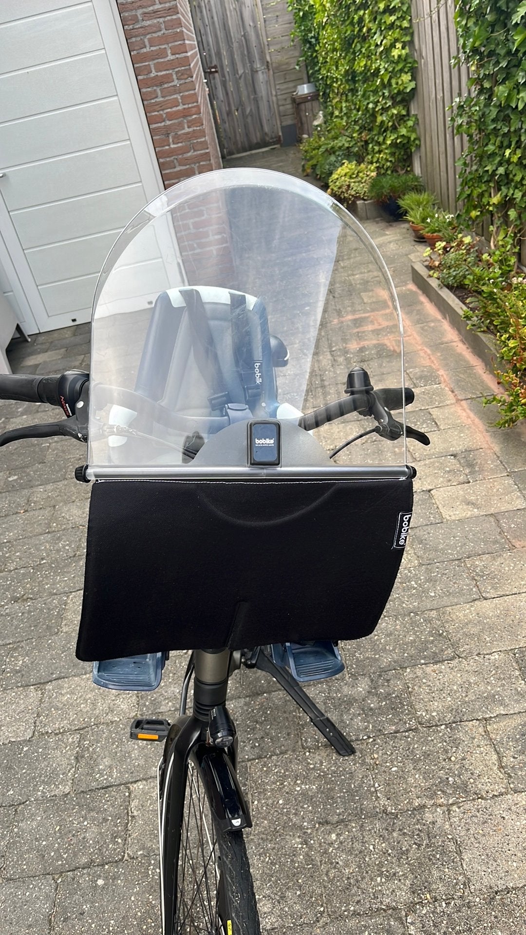 Bobike vooropzitje + scherm en klem., Fietsen en Brommers, Fietsaccessoires | Fietsstoeltjes, Ophalen, Gebruikt, Voorzitje, Voetsteuntjes