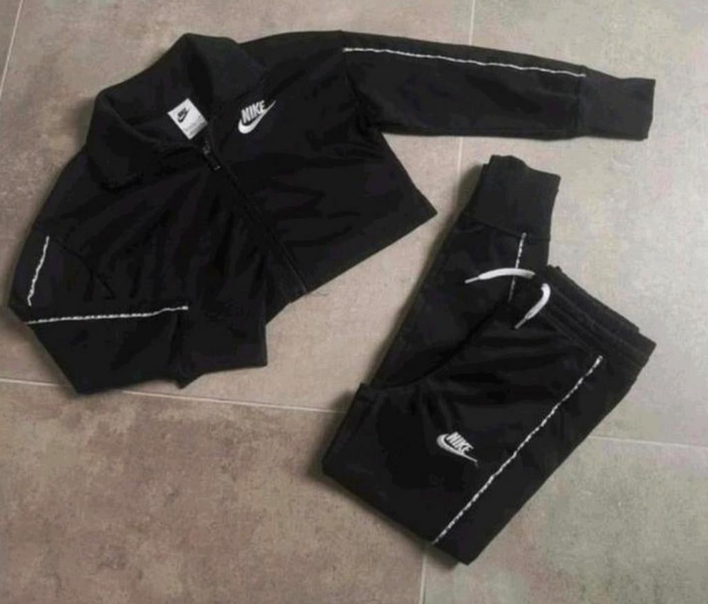 Nike trainingspak maat 128 / 134 ZGAN, Kinderen en Baby's, Kinderkleding | Maat 128, Zo goed als nieuw, Meisje, Setje, Ophalen of Verzenden