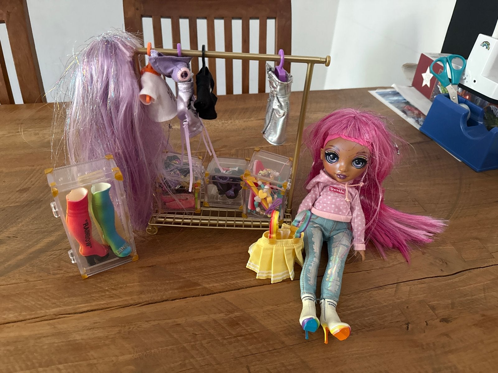 Rainbow High pop met kledingrek en accessoires, Kinderen en Baby's, Ophalen, Gebruikt, Overige typen