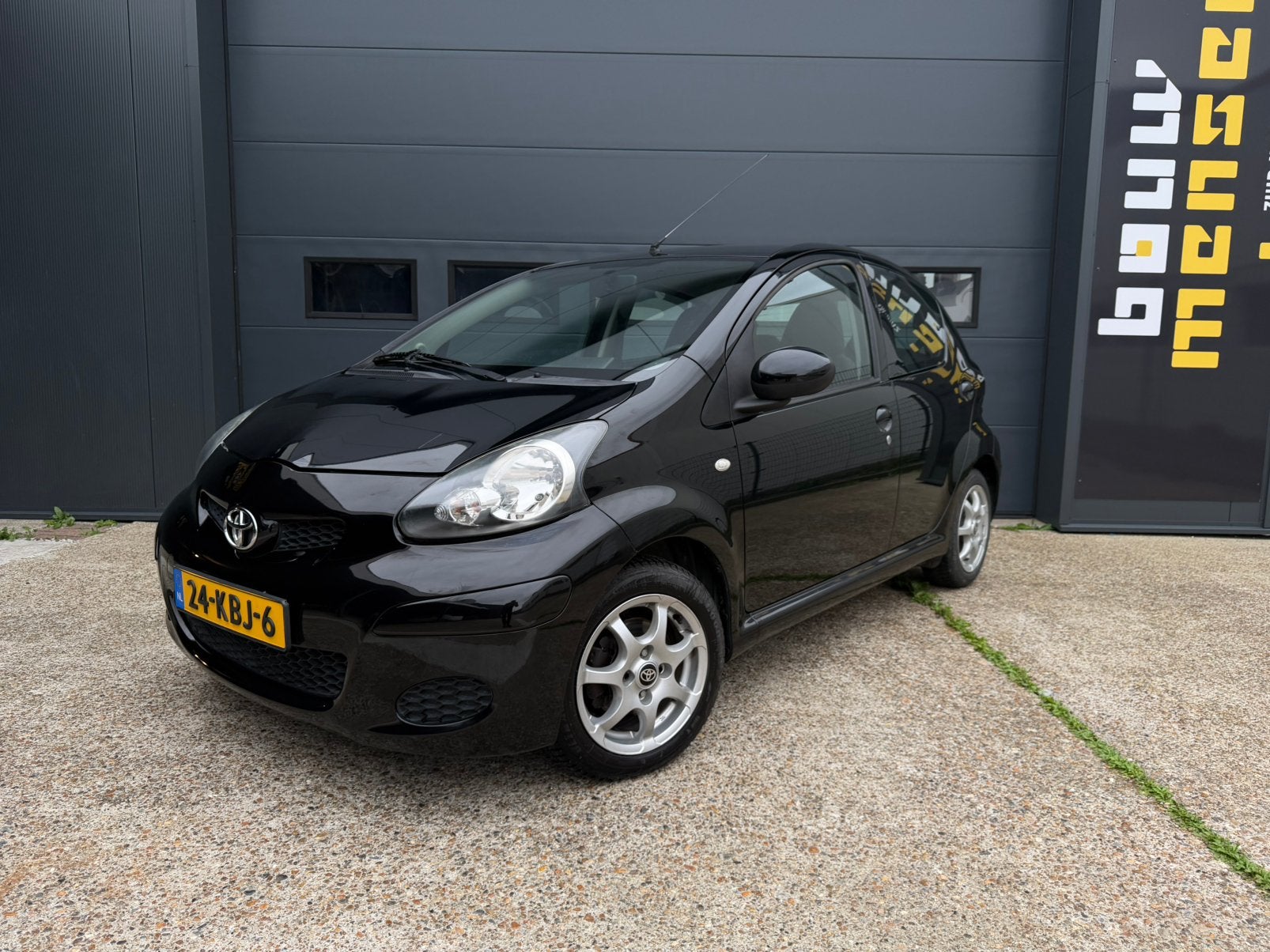 Toyota Aygo 1.0 12V Automaat 5DRS 2009 Zwart Airco Carplay, Dealer onderhouden, Stof, Zwart, 4 stoelen