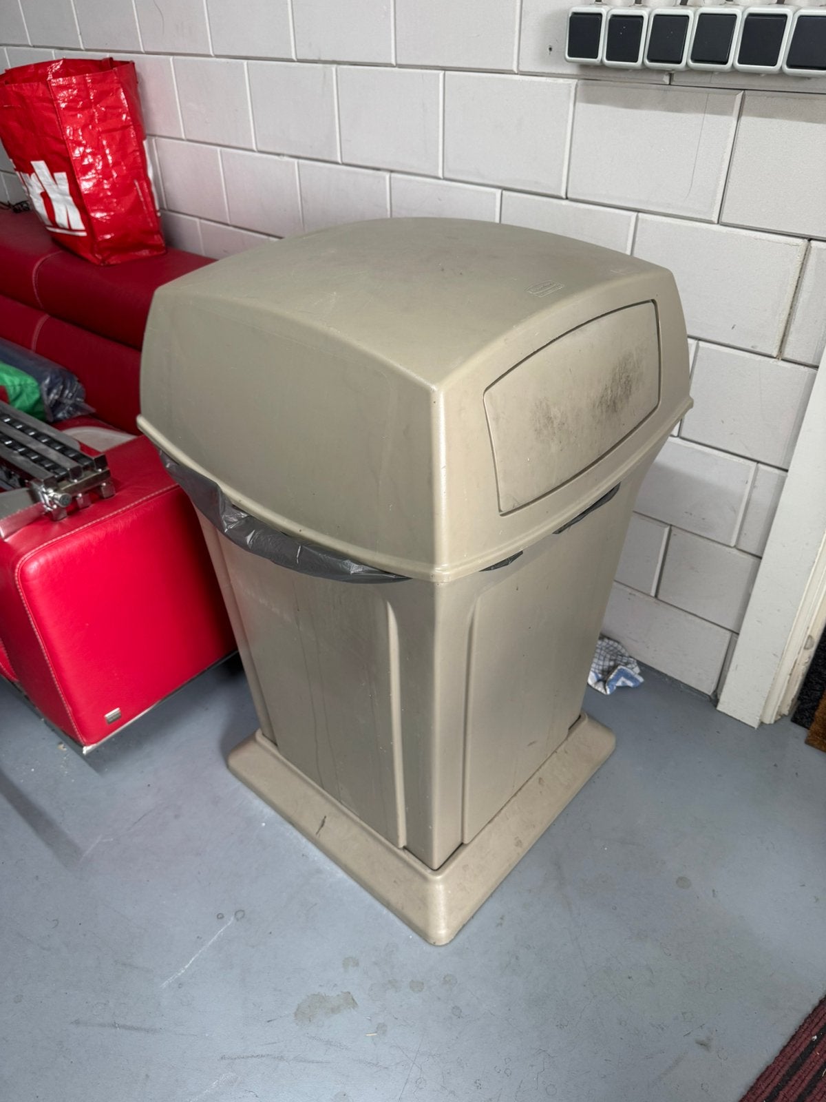 RUBBERMAID BEIGE RANGER CONTAINER 170 LITER, VUILNISBAK, Ophalen, Kunststof, Gebruikt, 40 liter of meer