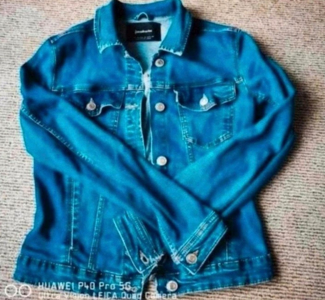 Stradivarius Spijkerjasje Denim Blauw – Maat XS, Kleding | Dames, Jassen | Zomer, Blauw, Ophalen of Verzenden, Zo goed als nieuw