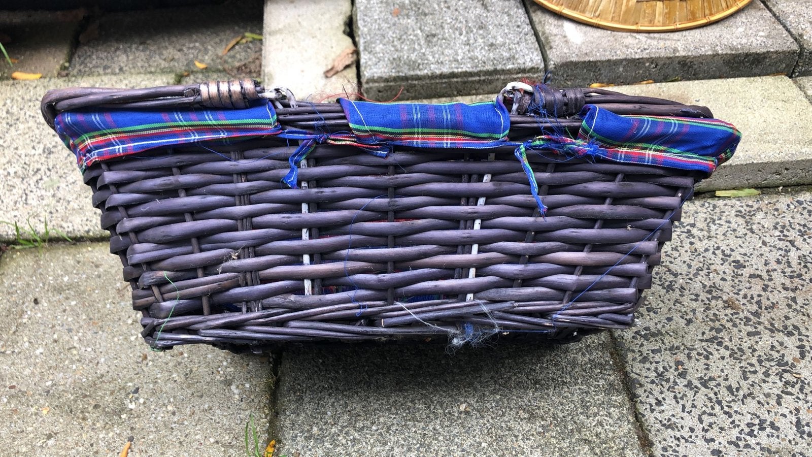 Rieten mand met blauw geruit inlegsel, Gebruikt, Gevlochten, Mand, Ophalen of Verzenden
