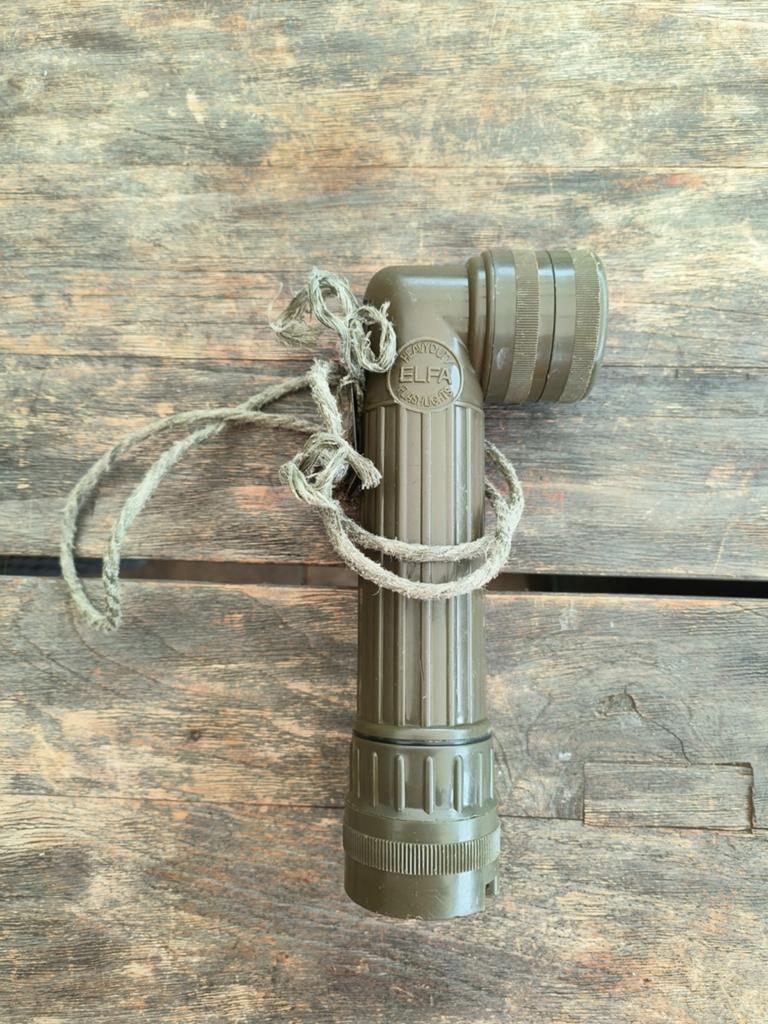 Vintage Militaire Zaklamp - Groen, Hoekmodel, Ophalen of Verzenden, Gebruikt, Batterij