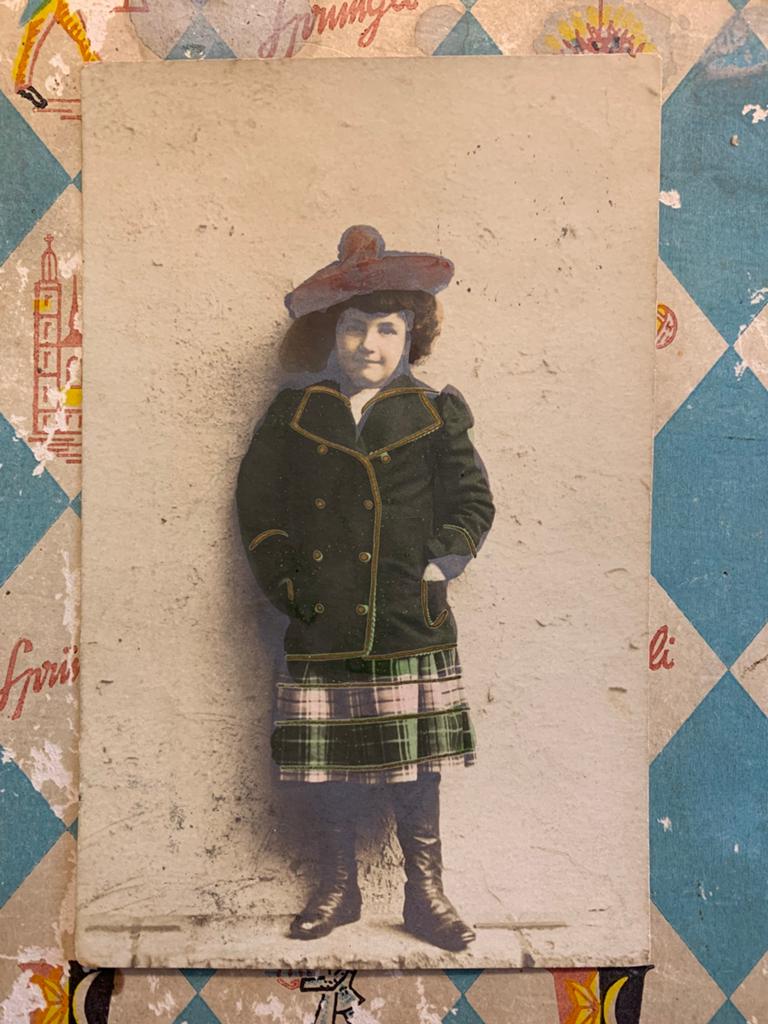 1906 Meisje in geruite rok, Ophalen of Verzenden, Voor 1920, Gelopen, Kinderen