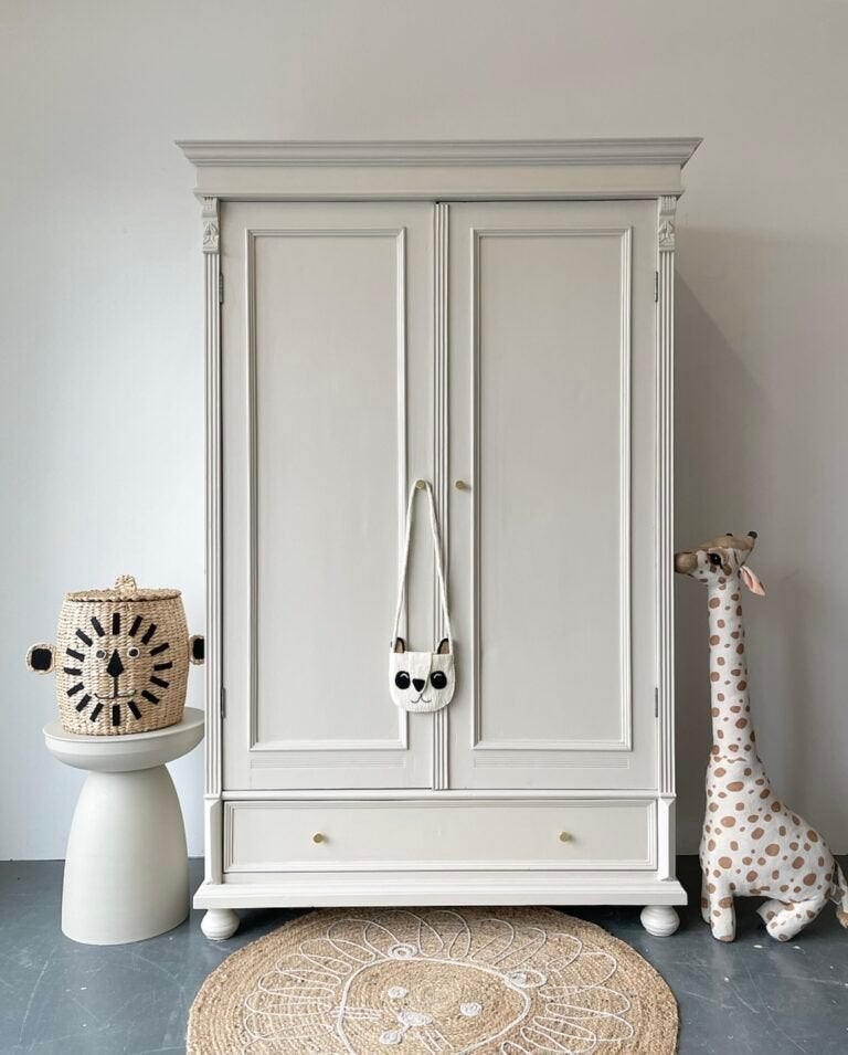 Vintage grenen kast in Greige en messing knoppen