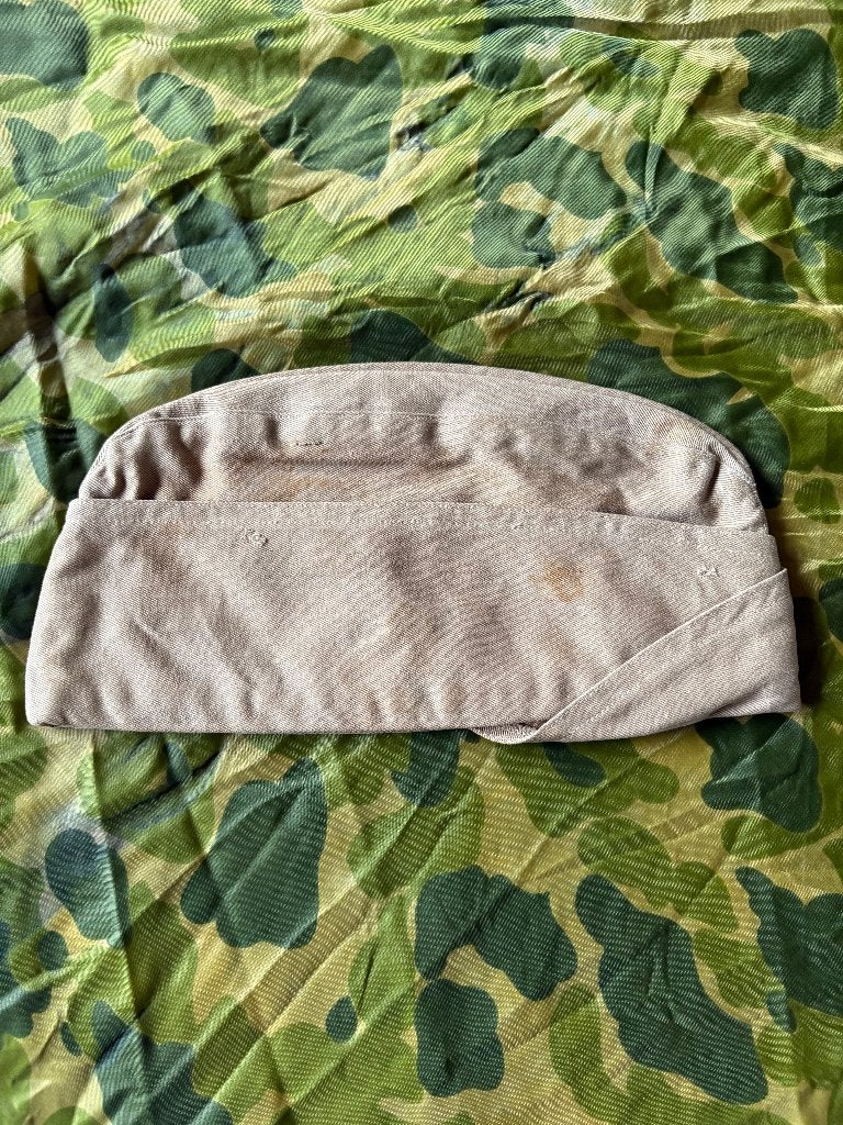 Tweede wereldoorlog US khaki garrison cap 1945 (3), Ophalen of Verzenden, Landmacht, Amerika, Helm of Baret