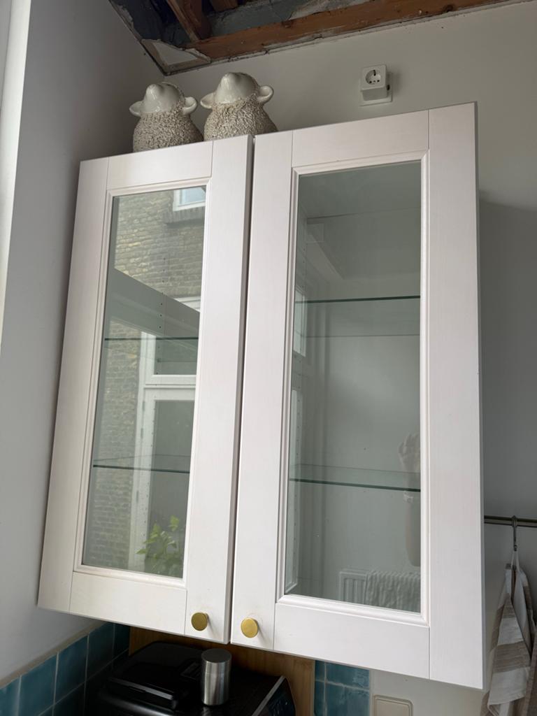 Witte hangkast met glazen plankjes - 80x92,5x38 cm, Ophalen, Zo goed als nieuw
