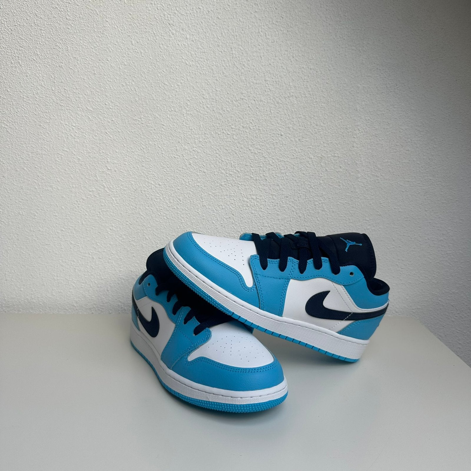 Jordan 1 Low UNC Maat 40 Nieuwstaat, Blauw, Nieuw, Ophalen of Verzenden, Sneakers of Gympen