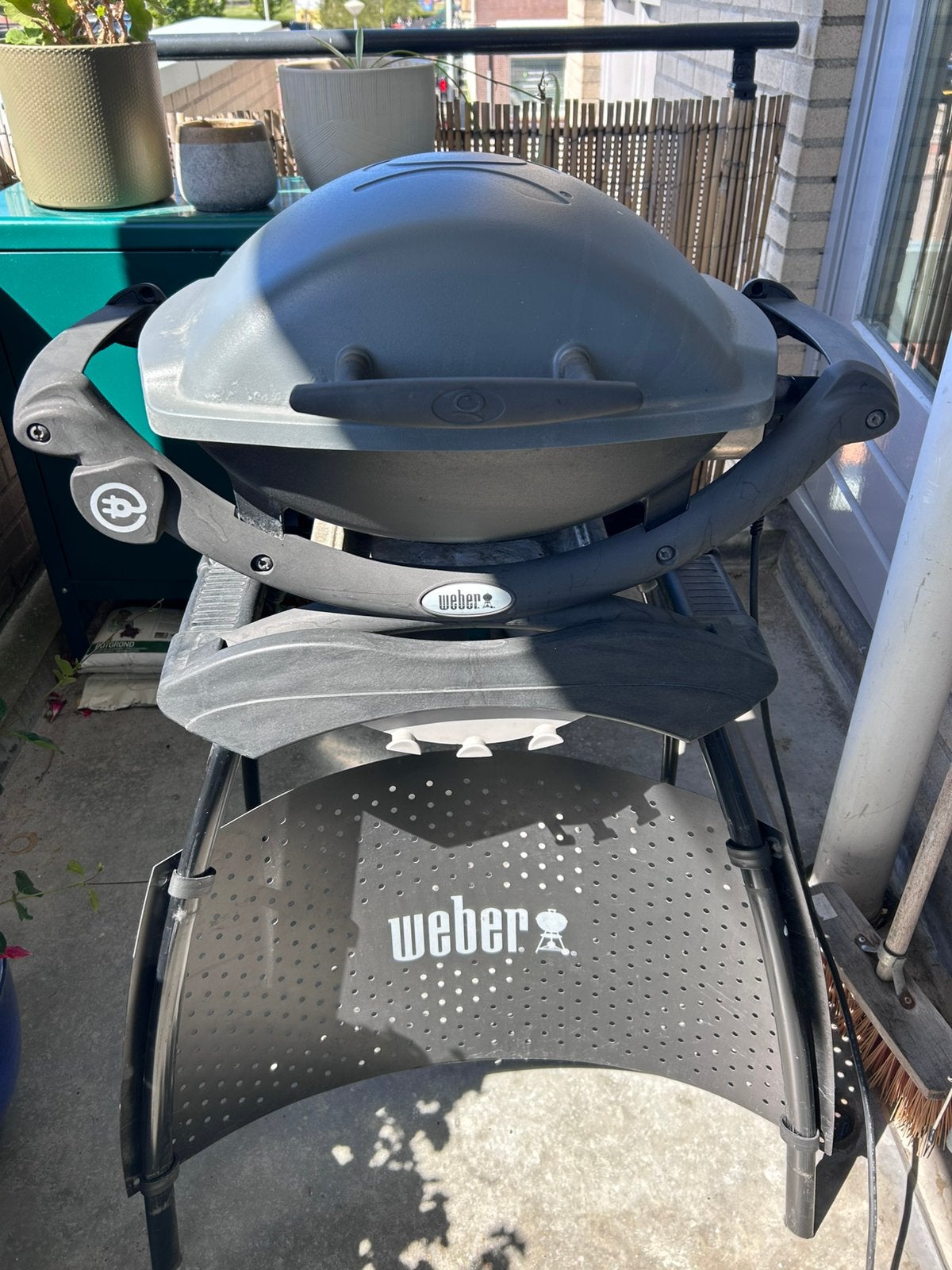 Weber Q1400 met standaard en zijtafeltjes, Ophalen, Gebruikt
