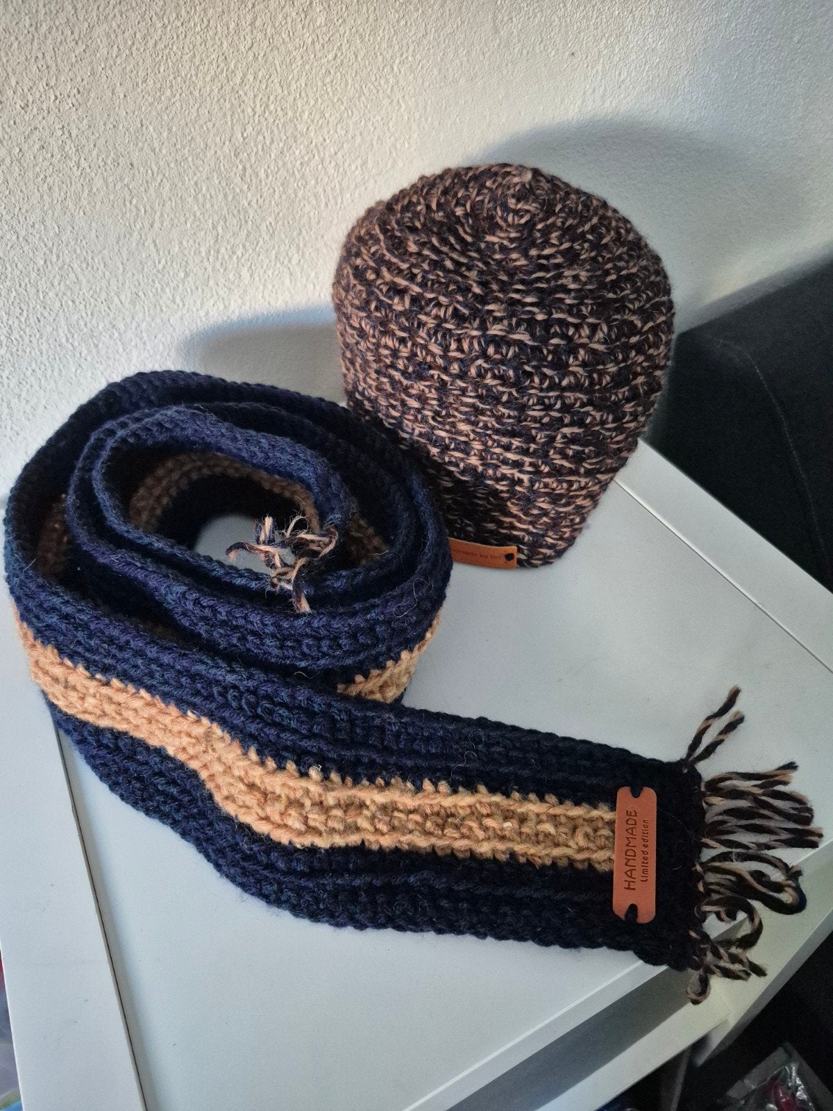 Zelfgehaakte muts en sjaal blauw/zand, Ophalen of Verzenden, Zo goed als nieuw, Maat 42/44 (L), Muts