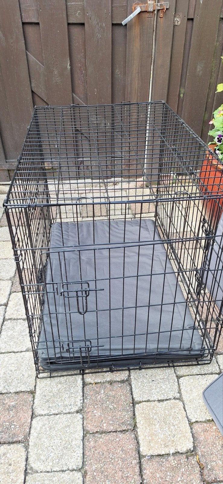 Zwarte honden bench met kussen, Dieren en Toebehoren, Hondenhokken, Ophalen of Verzenden, Minder dan 65 cm