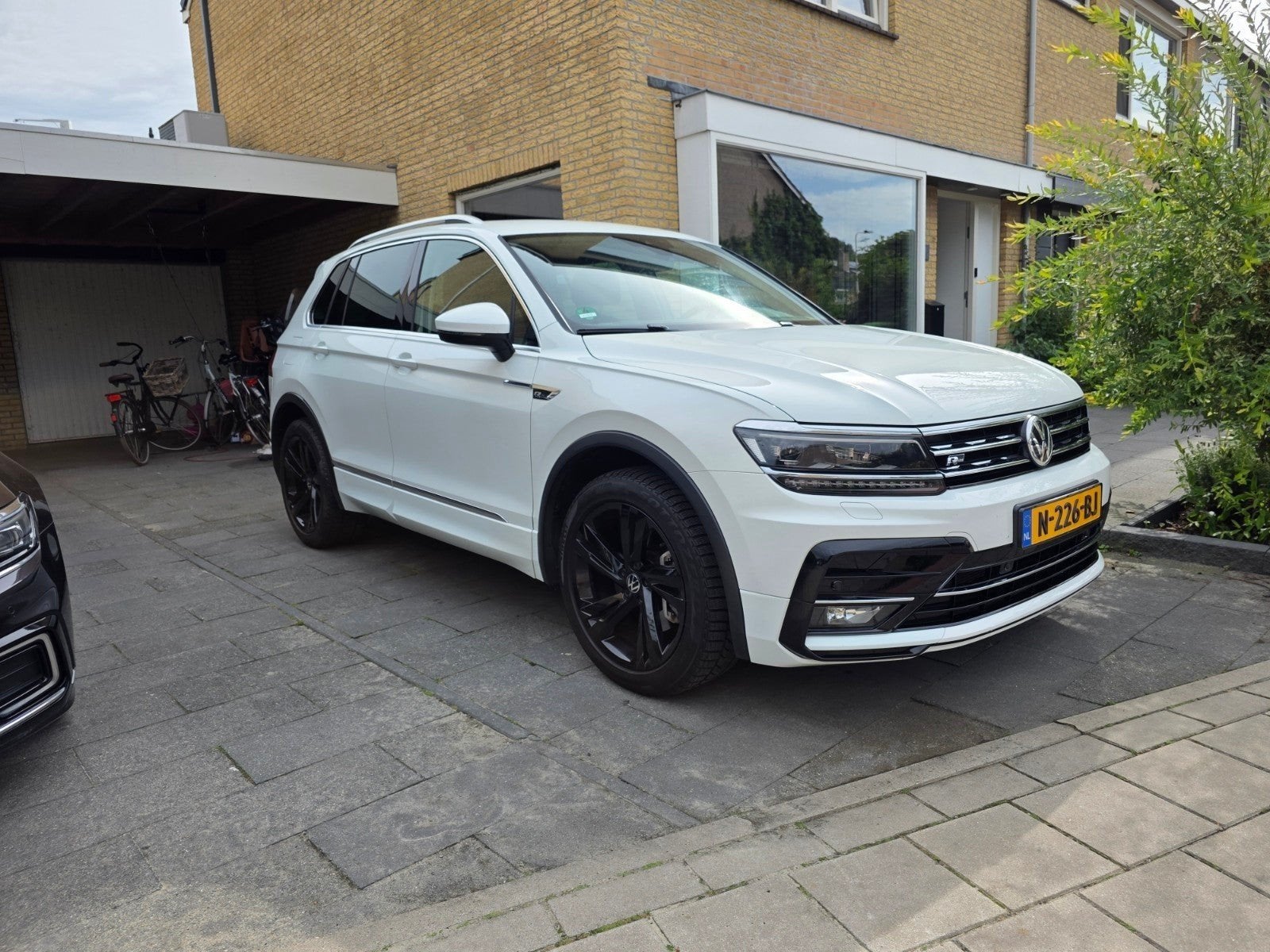 Volkswagen Tiguan 2.0 TSI 180pk 4Motion R-Line 2018, Automaat, Zwart, 4 cilinders, 1984 cc