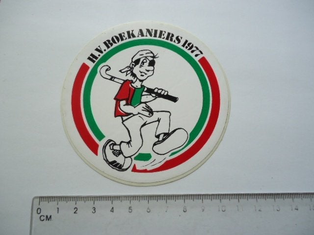 sticker 1977 HV Boekaniers strip hockey club, Verzenden, Zo goed als nieuw
