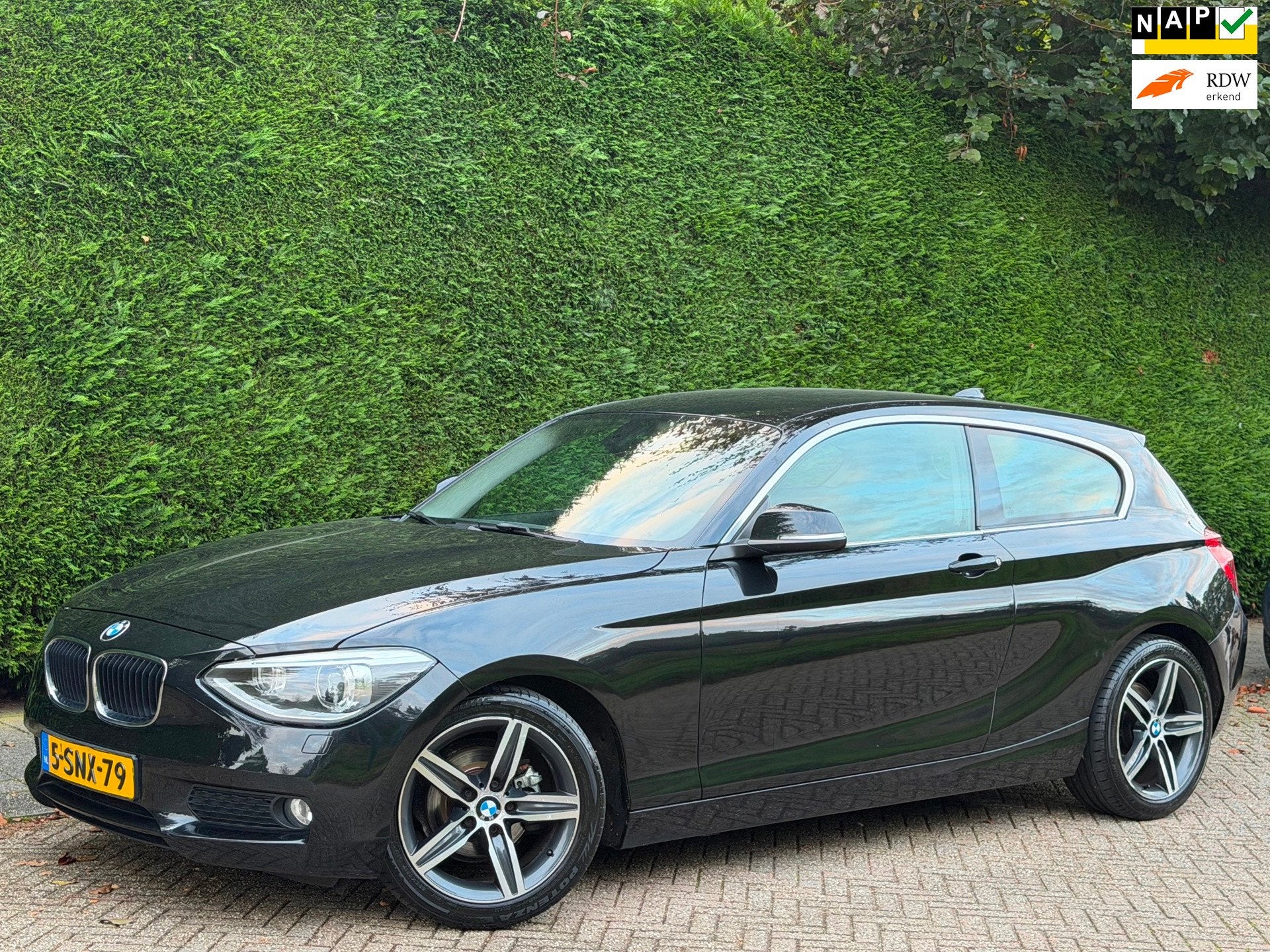 BMW 1-serie 116i AIRCO/LEER/XENON/STOELVWRM/PDC/APK 11-2027!, Auto's, 1-Serie, Gebruikt, Zwart, 4 cilinders