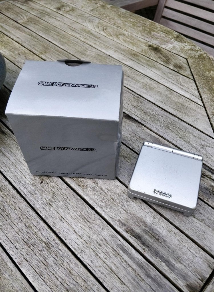 Game Boy Advance SP Platinum, CIB Compleet In Doos + Adapter, Spelcomputers en Games, Verzenden, Gebruikt, Game Boy Advance SP