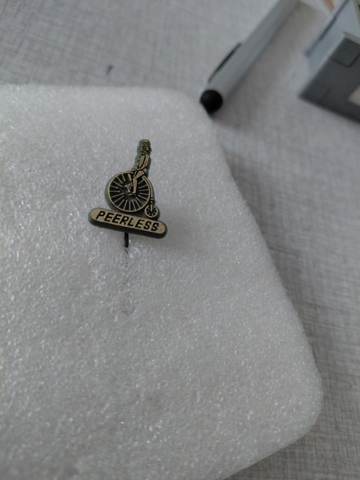 Speldje van "" Peerless"" rijwielen, Verzamelen, Speldjes, Pins en Buttons, Ophalen of Verzenden, Zo goed als nieuw