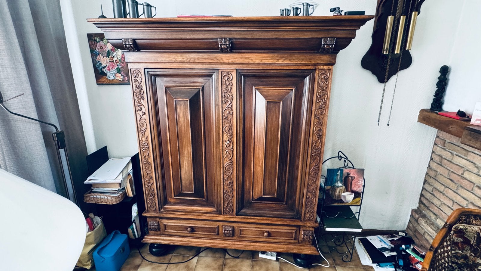 Antieke houten Groenlose kast met sierlijke details, Ophalen