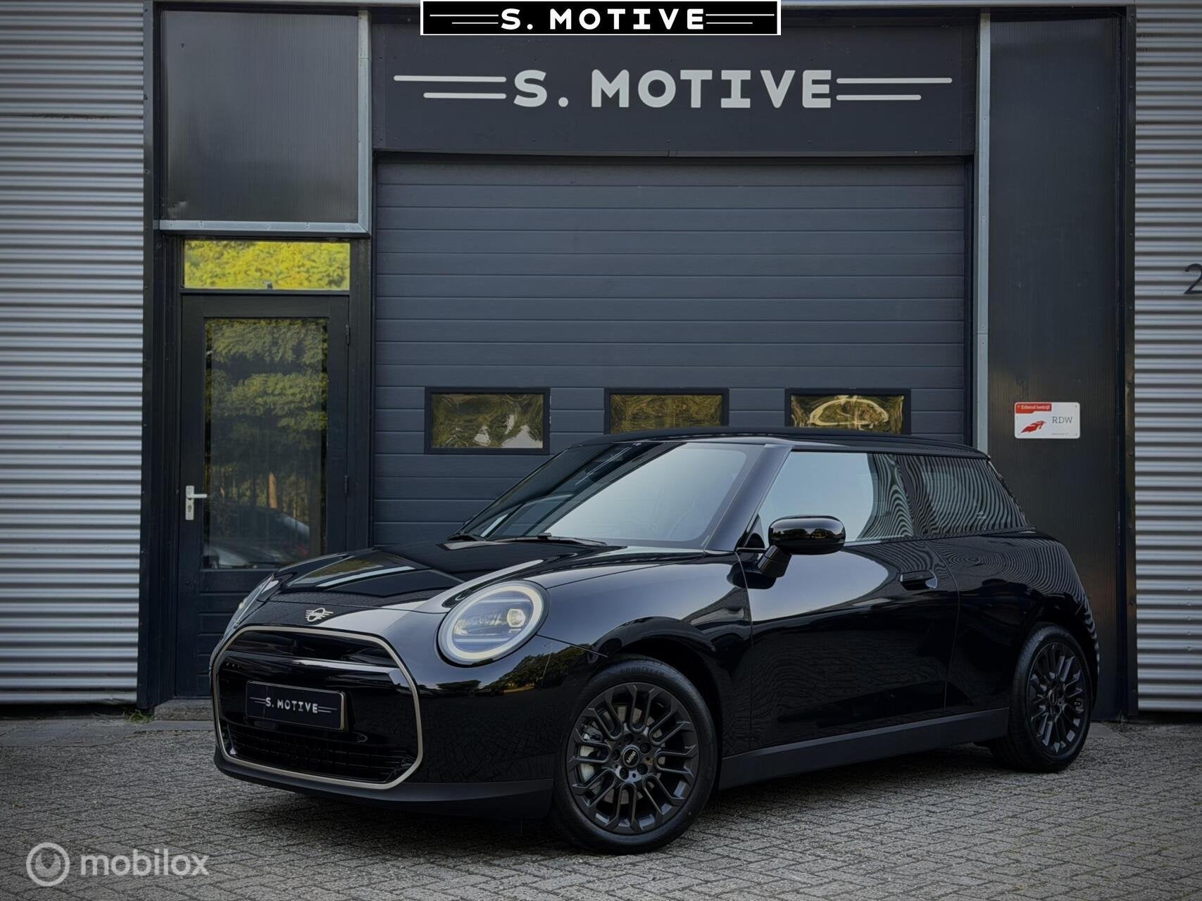 Mini 3-Deurs Cooper E Favoured M 40.7 kWh Nieuw! Fabriek Gar, Gebruikt, 300 km, 41 kWh, 4 stoelen