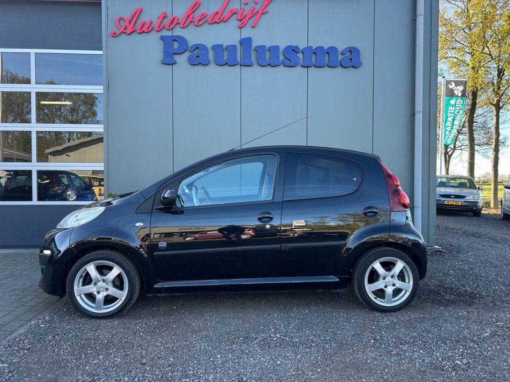 Peugeot 107 1.0 Envy Airco|Bluetooth|Lm-velgen (bj 2012), Auto's, Euro 5, Stof, Gebruikt, Zwart