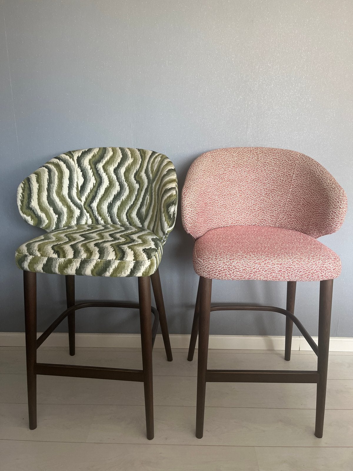 Set van 2 moderne barkrukken met uniek design, Ophalen of Verzenden, Zo goed als nieuw, Hout