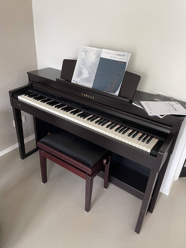 Piano Yamaha CLP-470 digitaal met houten toetsen, Muziek en Instrumenten, Ophalen, Gebruikt, Bruin, Digitaal