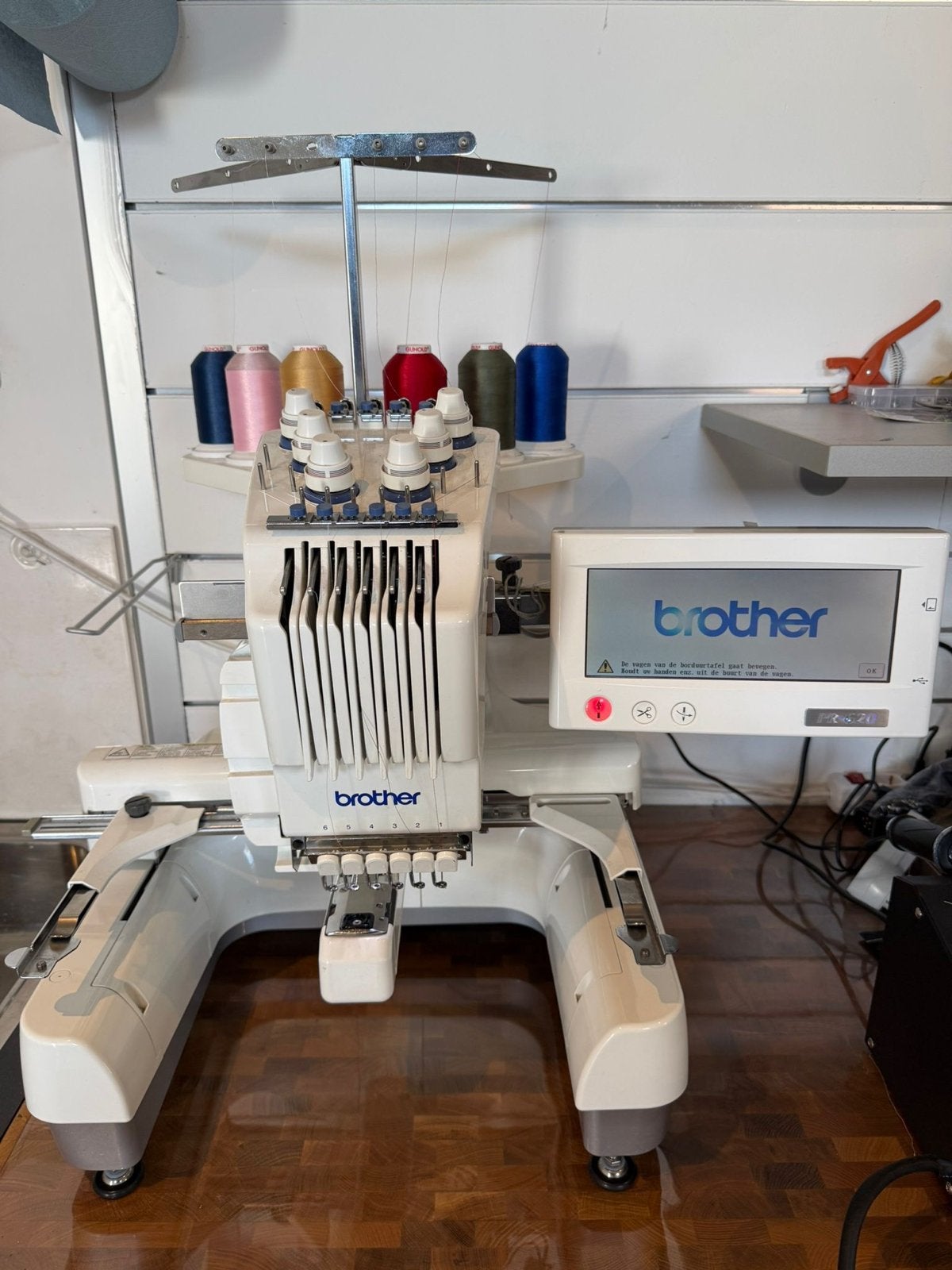 Brother PR-620 borduurmachine met ramen en 2 petten frames, Hobby en Vrije tijd, Ophalen, Gebruikt, Naaimachine, Industrieel
