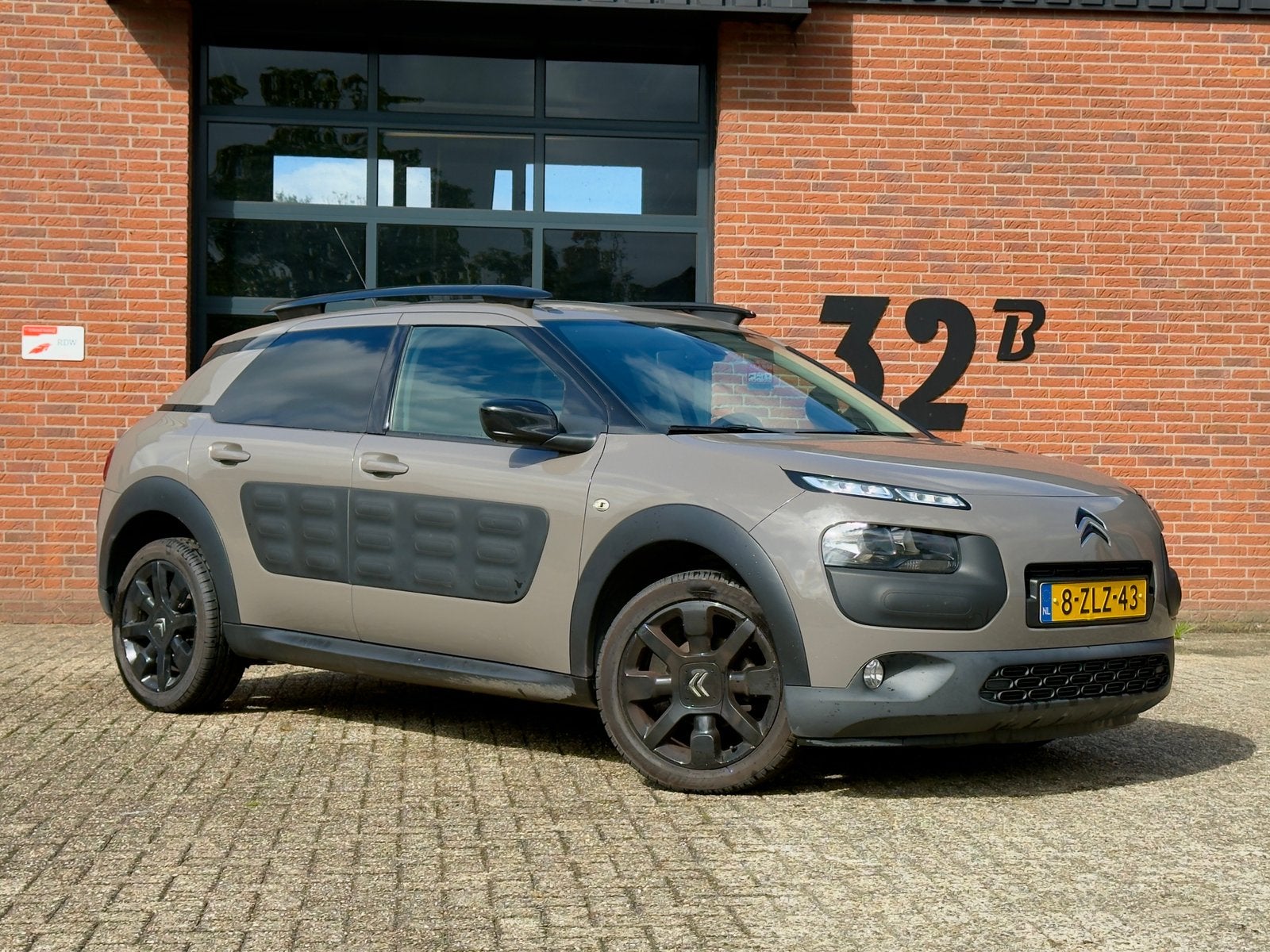 Citroën C4 Cactus 1.2 E-vti Shine| trekhaak | pano| camera, Auto's, 725 kg, 31 €/maand, Bruin, 23 km/l