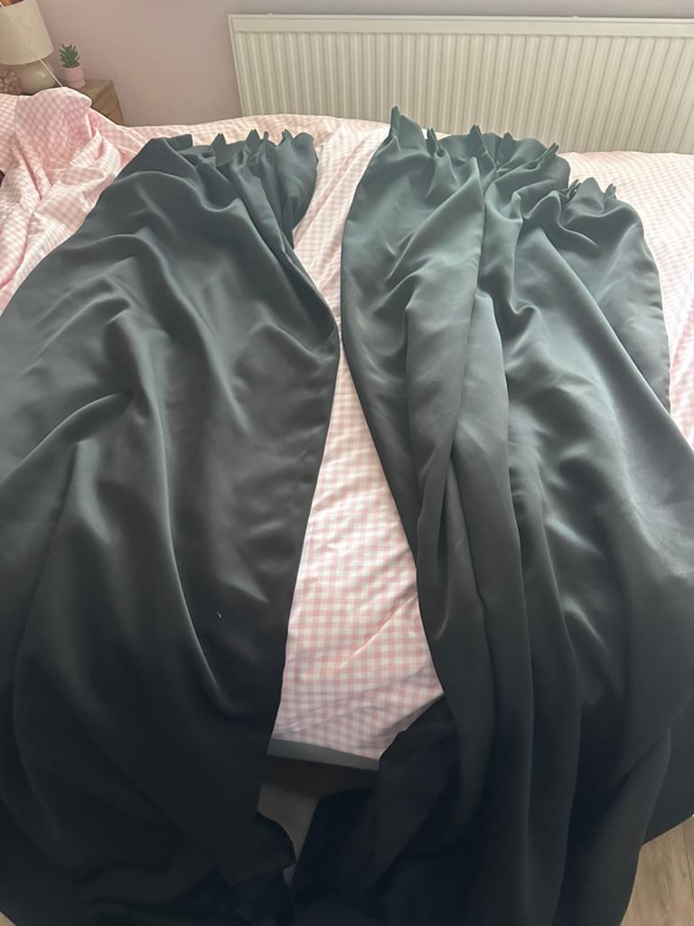 2 zwarte verduisterende gordijnen met plooi 135x240cm, Ophalen, Gebruikt, 100 tot 150 cm, 200 cm of meer