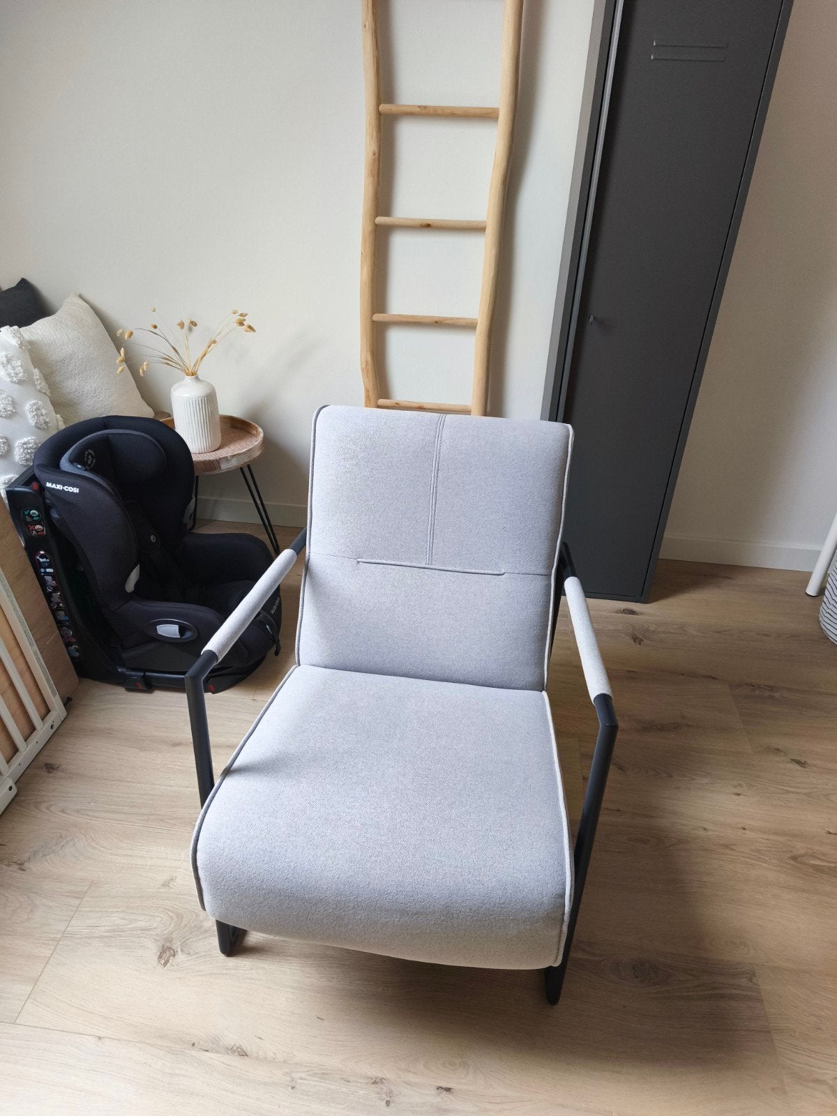 Comfortabele grijze fauteuil met metalen frame, Ophalen, Modern, Scandinavisch, 75 tot 100 cm, Zo goed als nieuw