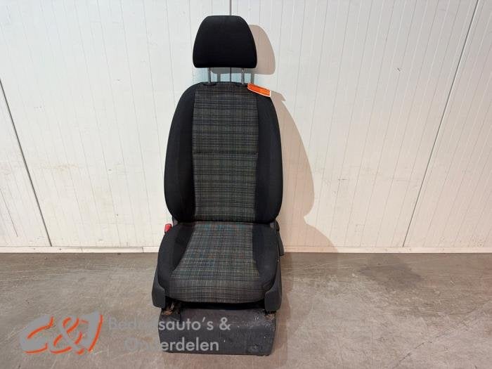 Stoel links van een Mercedes Vito