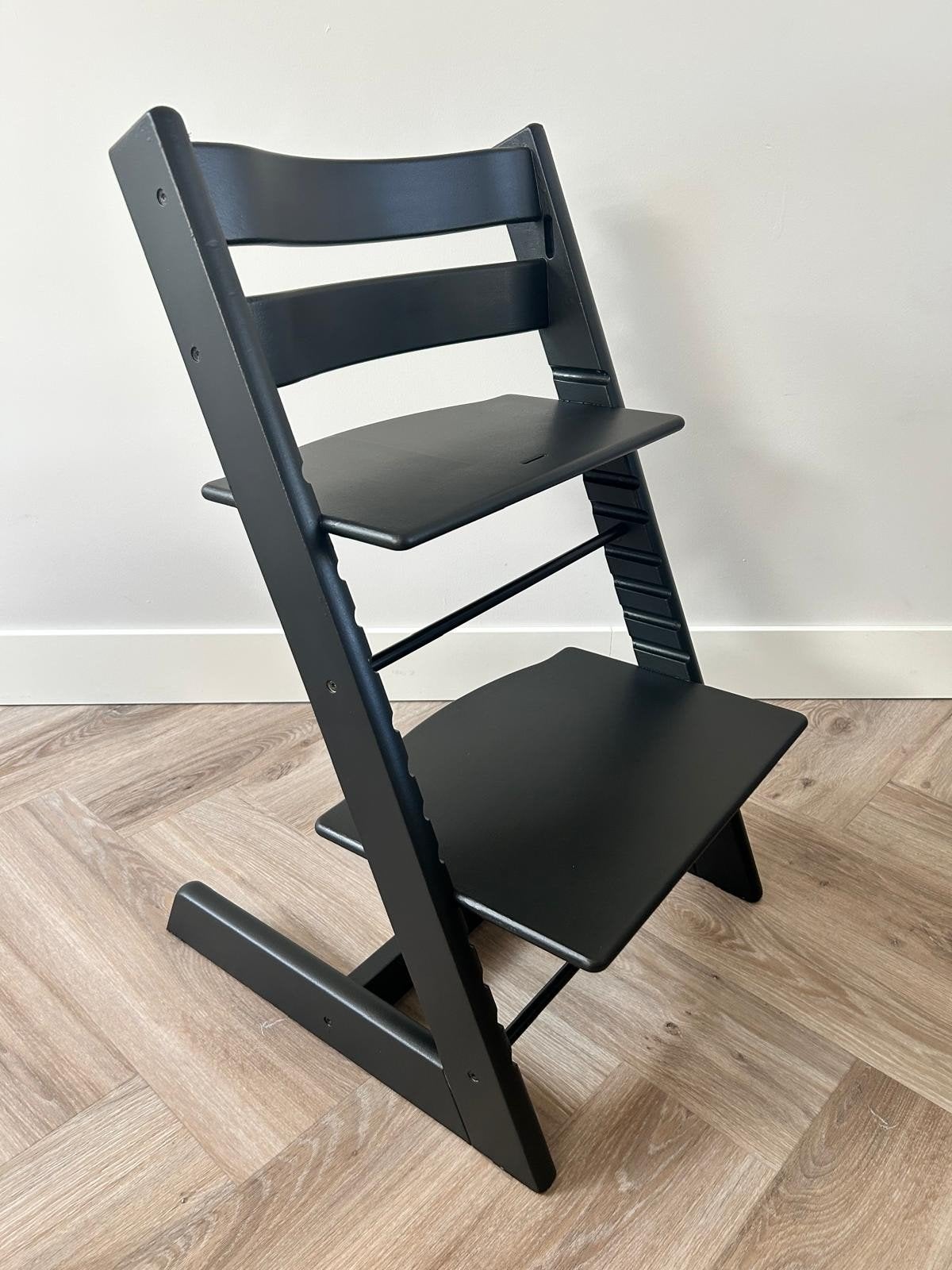 Mat zwarte stokke tripp trapp stoel  - trip trap, Kinderen en Baby's, Ophalen, Zo goed als nieuw, Meegroeistoel