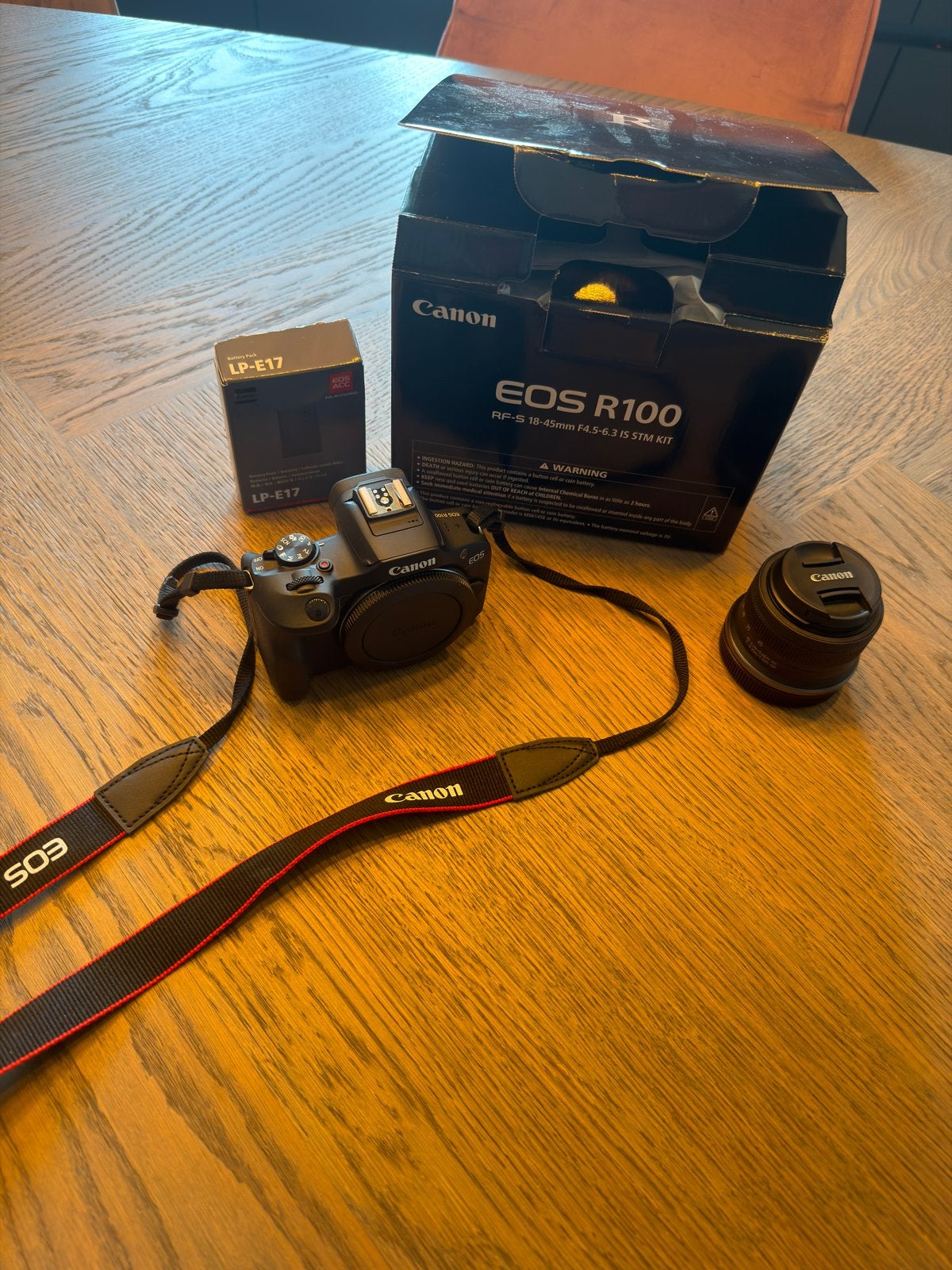 Canon EOS R100 + 18-45mm Lens + Extra Accu + 128GB SD-kaart, Audio, Tv en Foto, Bodydop, Ophalen of Verzenden, Zo goed als nieuw